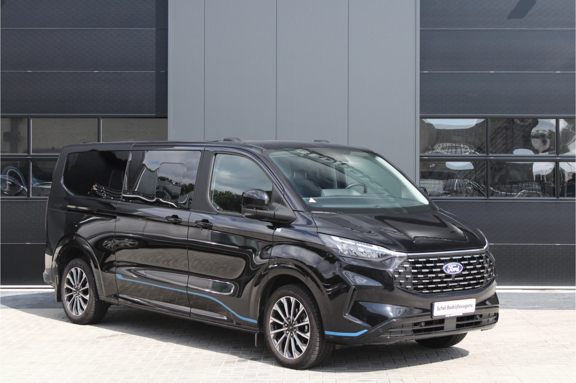 Ford Tourneo Custom 2024 - 320 2.0 TDCI L2H1 Titanium X DC 170pk - Adaptive Cruise - LED - Blind Spot - Leder - Navigatie - 360 Camera - Trekhaak - Rijklaar Bild 3