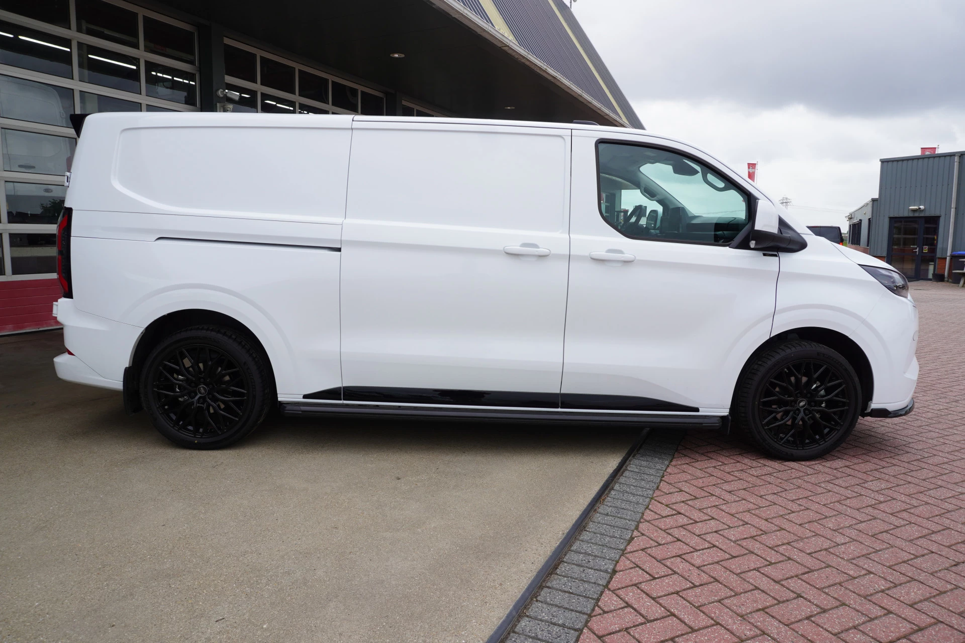 Ford E-Transit 2026 - Cust. 320L L2H1 Limited 65 kWh 160KW/218PK Automaat met POWERPACK imagem 3