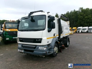 DAF LF 55.220 4x2 Scarab sweeper 2011 en venta