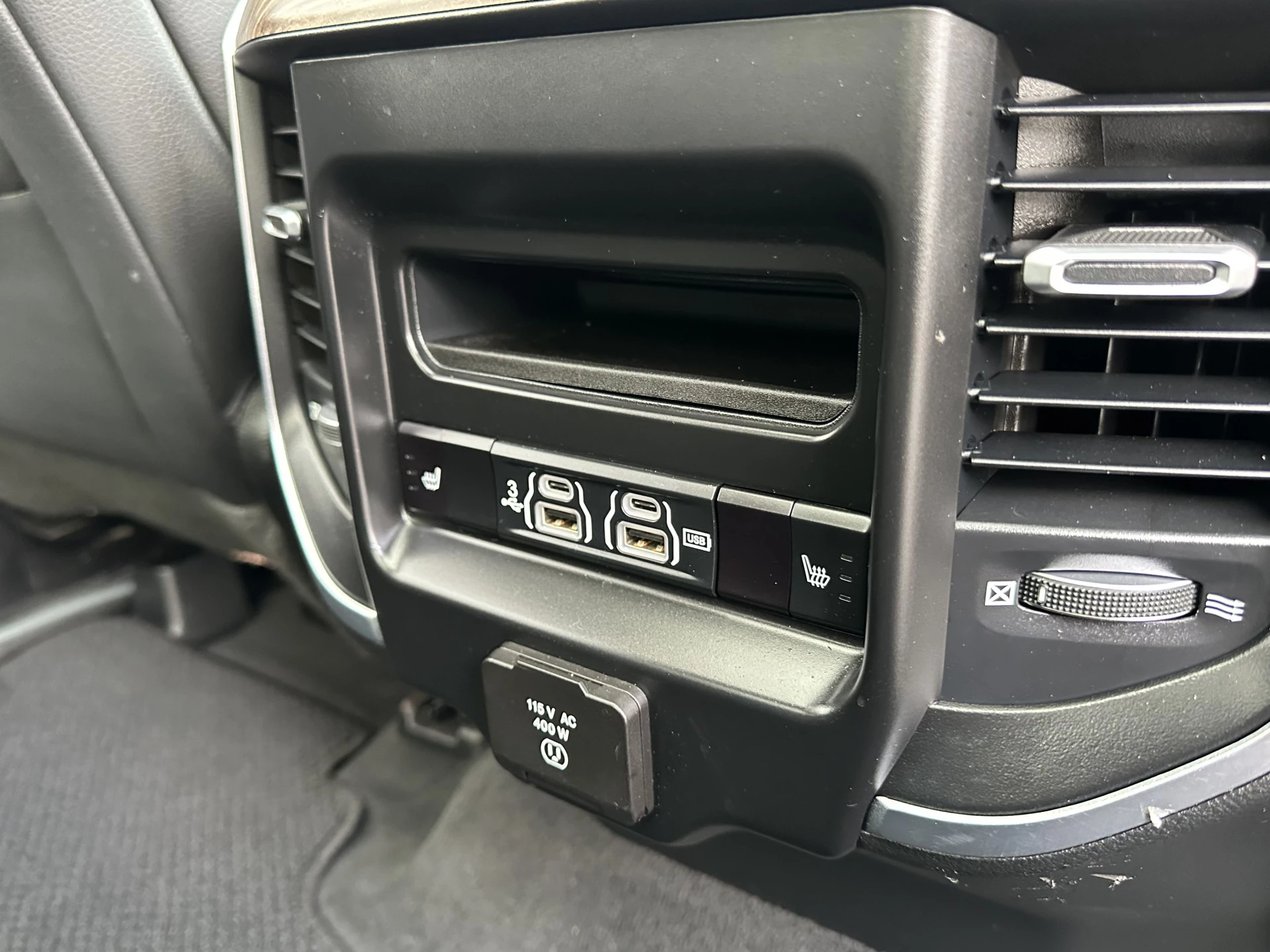 Dodge Ram 1500 2018 - 5.7 V8 LARAMIE / LPG / TREKHAAK 3.5T / ADAPTIVE CRUISE / LUCHTVERING / CAMERA / PANO / 12 INCH SCREEN / DELMONICO RED zdjęcie 10