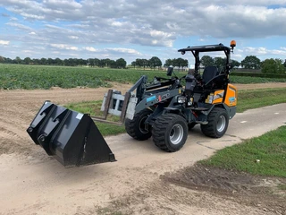 Giant G2700 X-TRA HD+ minishovel DEMO skid banden €695 LEASE 2026 afbeelding 3 miniatuur