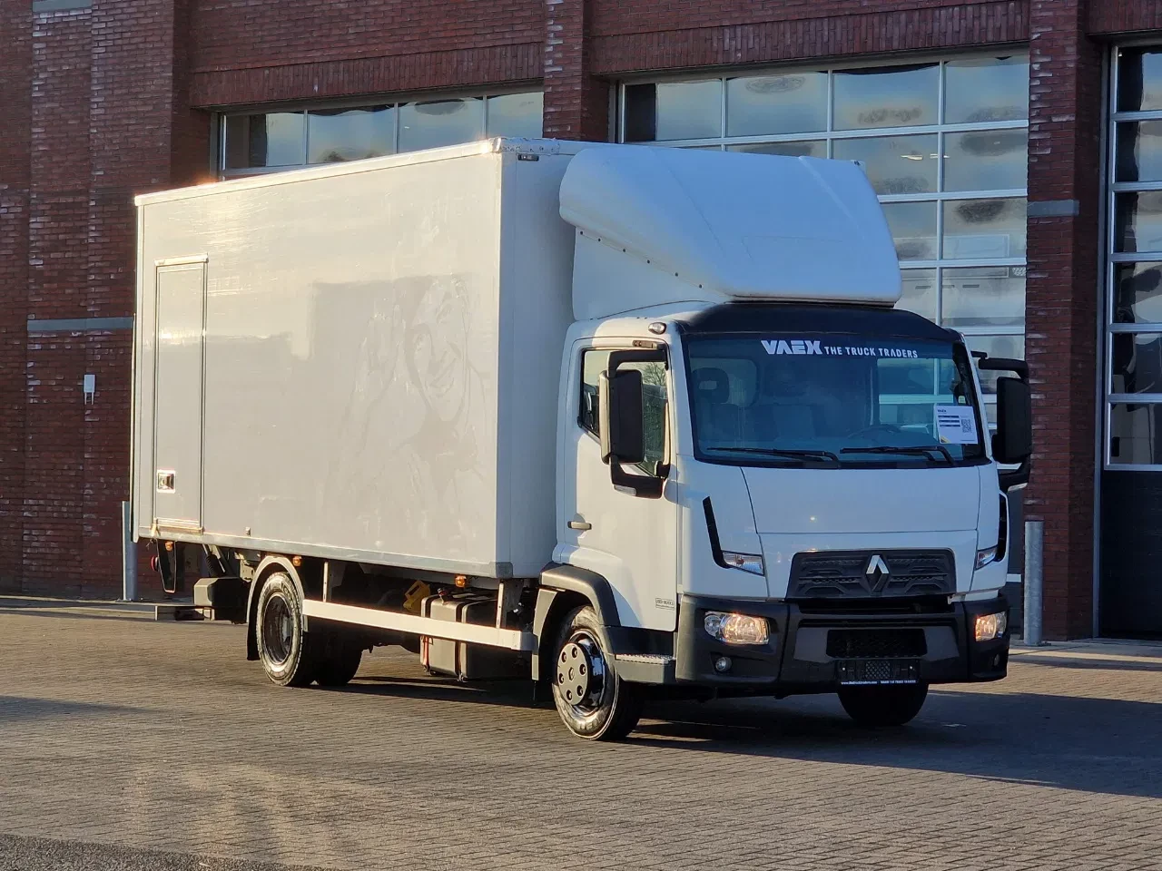 Renault D 2017 - 4x2 Box - Loadlift - Low KM - Euro 6 - 130 KW - 7.500 KG - Airco image 1