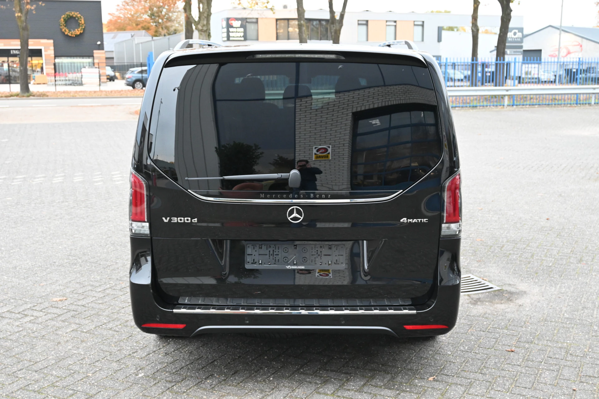 Mercedes-Benz V-Class 2024 - 300d 4-Matic AMG DC L3 XL image 16