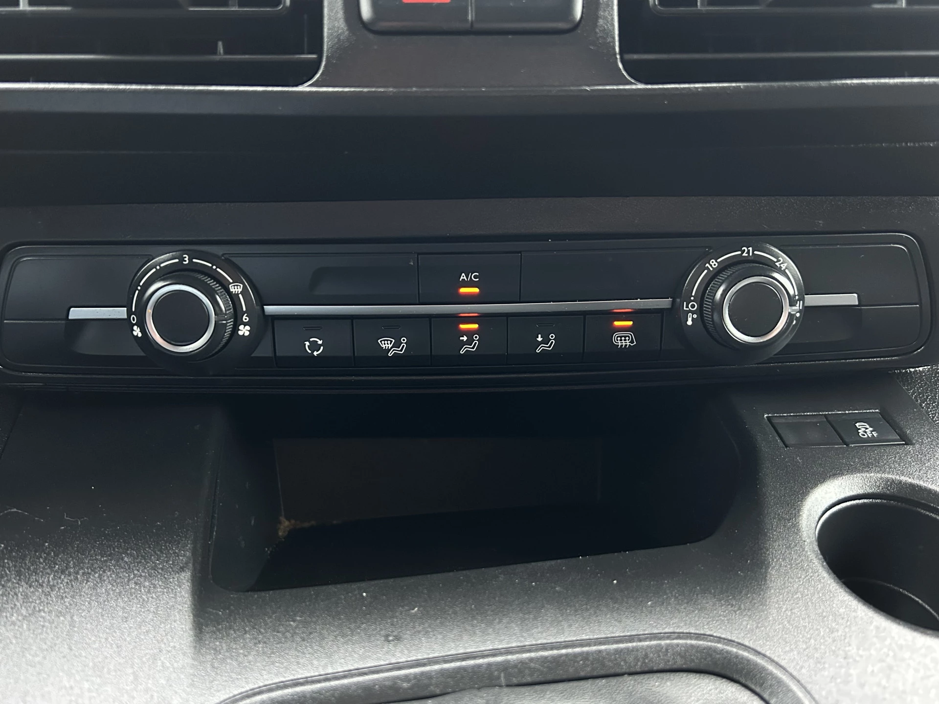 Opel Combo 2019 - 1.5D 102 PK / L2H1 / 1e EIG. / 85.411 KM !! / SORTIMO INRICHTING / AIRCO / CRUISE / NAVI / APPLE CARPLAY image 18