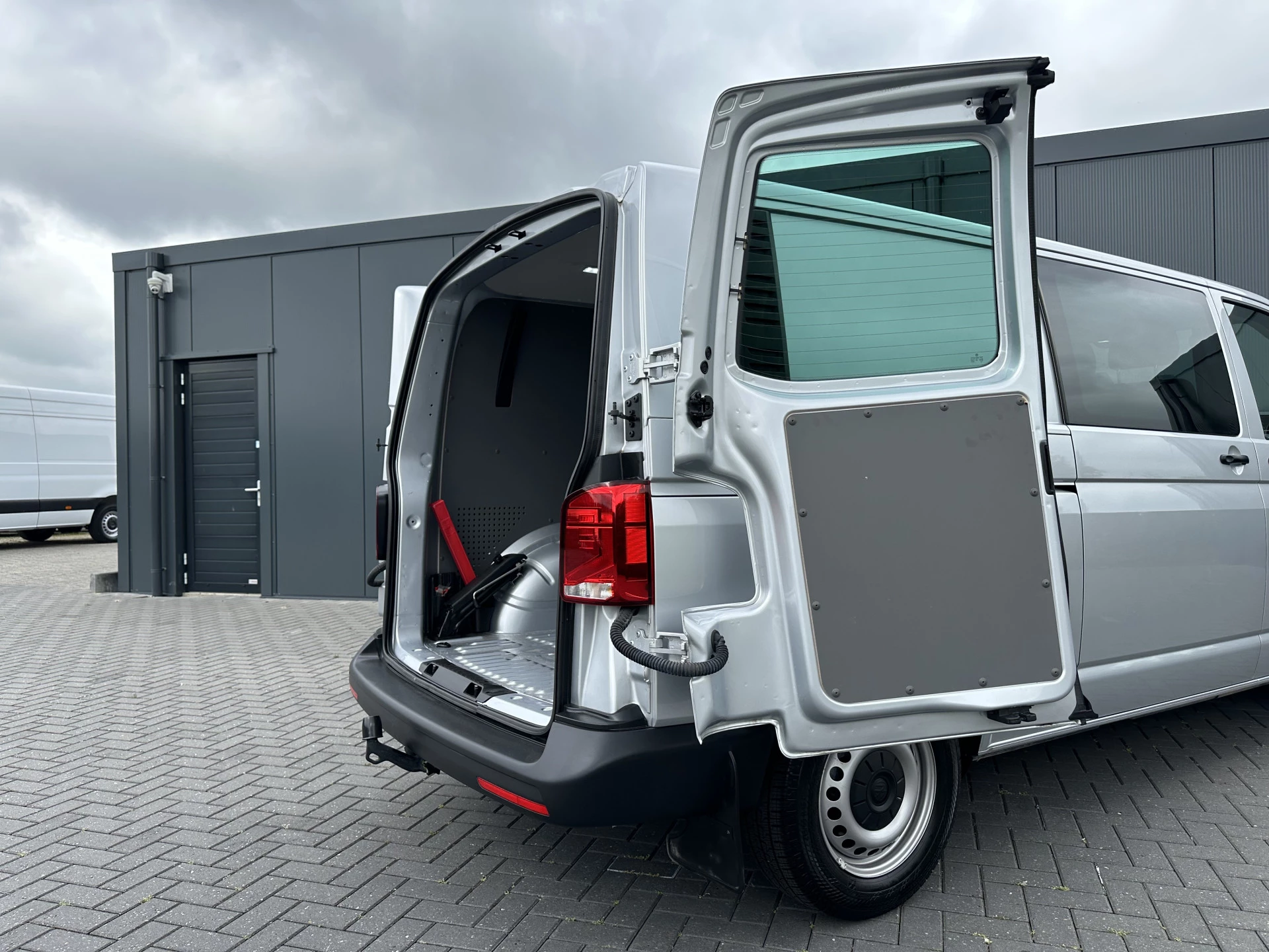 Volkswagen Transporter 2024 - 2.0 TDI 150 PK DSG AUTOMAAT HIGLINE / ** 19.778 KM ** / DUBBELE CABINE / ADAPTIVE CRUISE / TREKHAAK / 6 PERSOONS zdjęcie 11