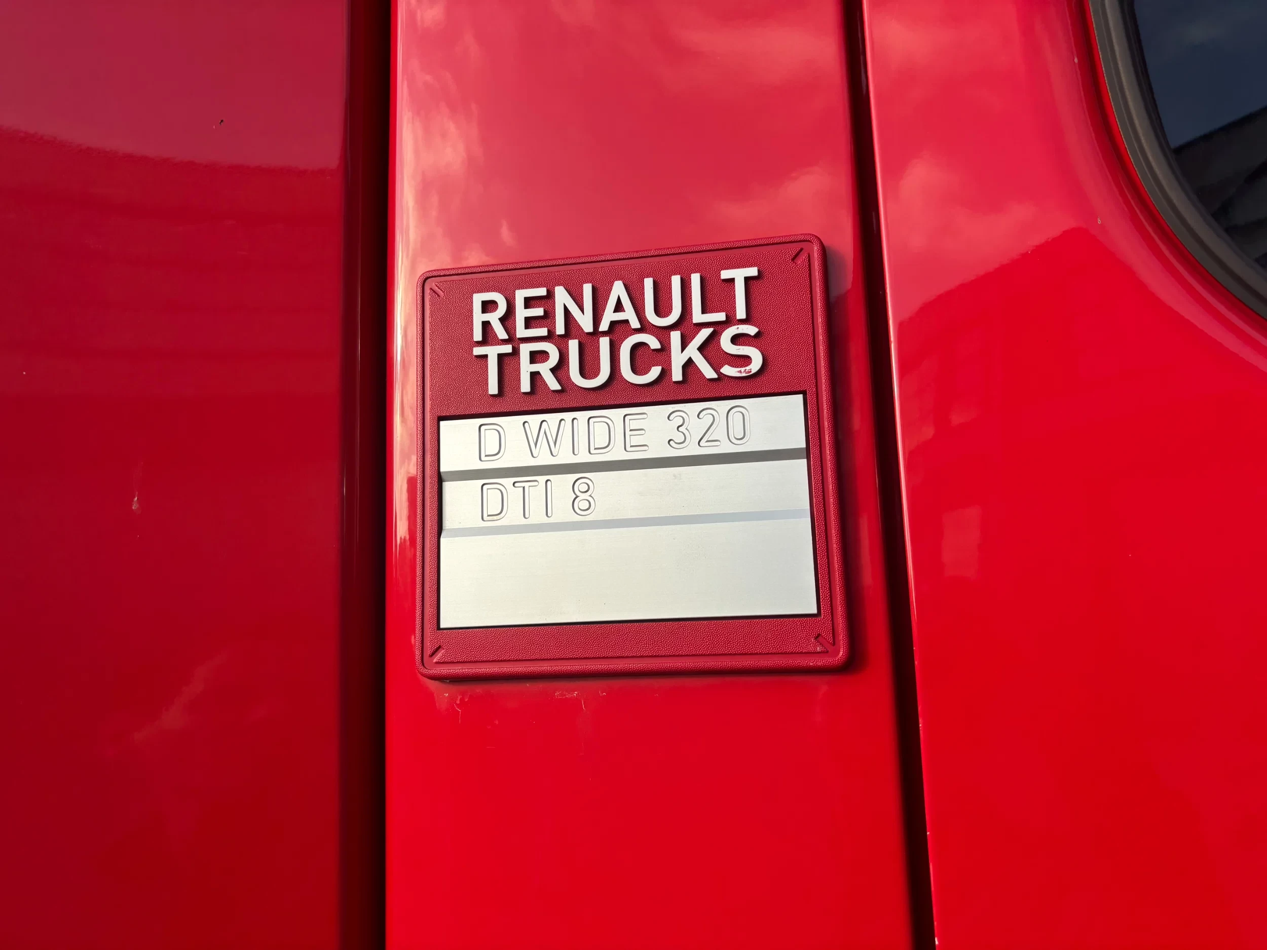 Renault D 2019 - Wide 28.320 / 6x2 / Closed box / Dhollandia image 16