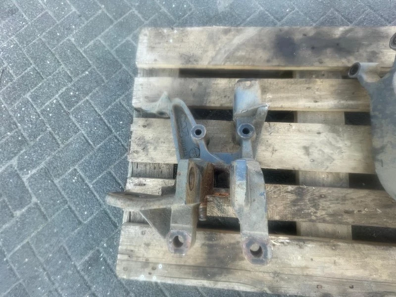 DAF - 1321962 / 1321966 SUPPORT RH afbeelding 1