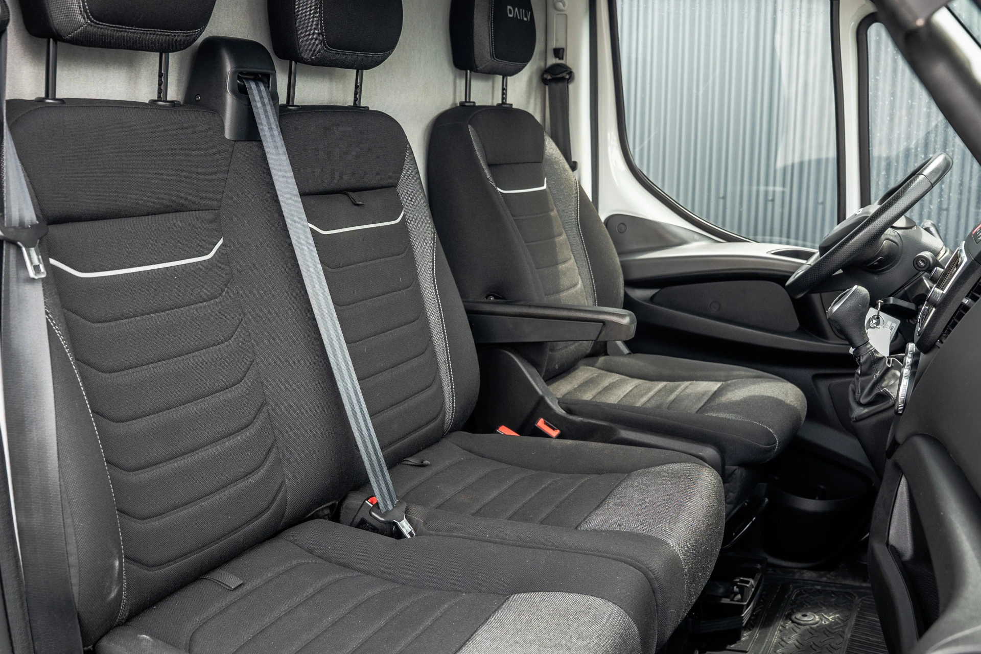 Iveco Daily 2022 - 35S18 175 PK 3.0 Liter! | Automaat | 3.500 KG trekgewicht | Camera | Cruise | Airco | Trekhaak | 3-Zits afbeelding 13