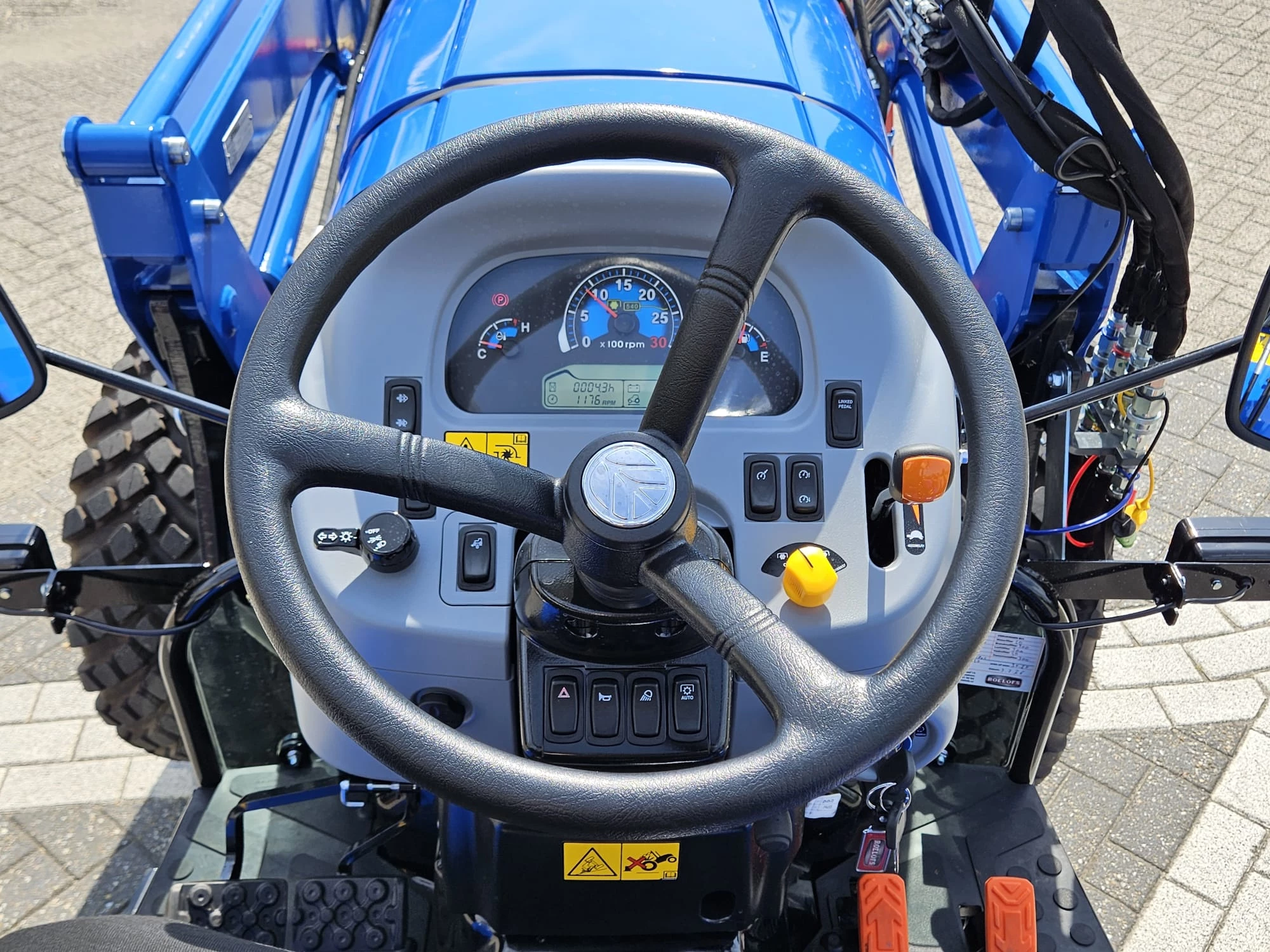 New Holland 2024 - Boomer 55 HST met voorlader en Kemp balenprikker afbeelding 27