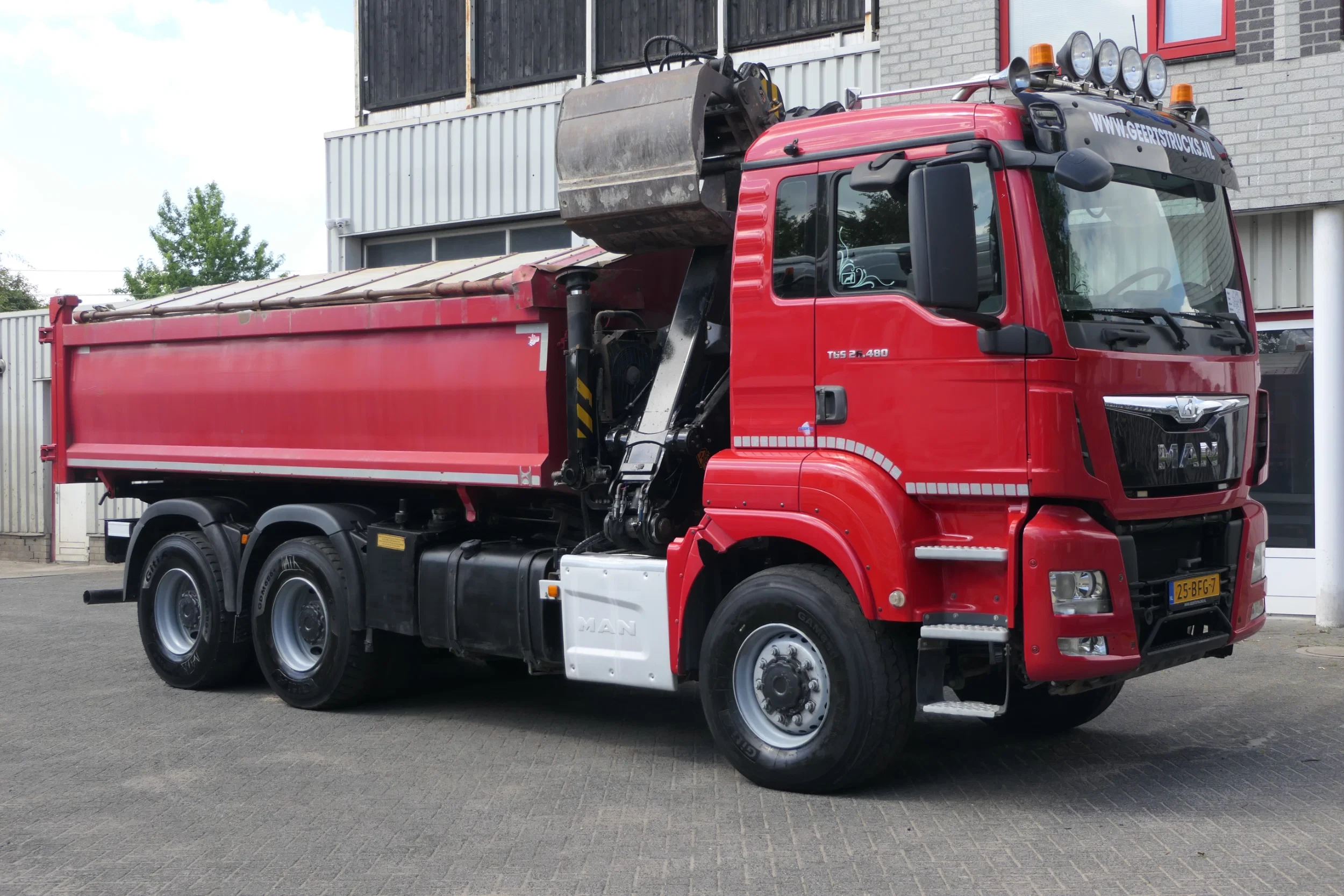 MAN TGS 2014 - 26.480 | 6X6 | 2 Side Tipper + Hydraulic dust cover | PALFINGER Q170Z84TI + Easy fold | 665130Km | 2014 | Full Steel | Drum brakes | Trailer coupling | TUV/MOT/APK 08-2026 | NL-Truck afbeelding 1