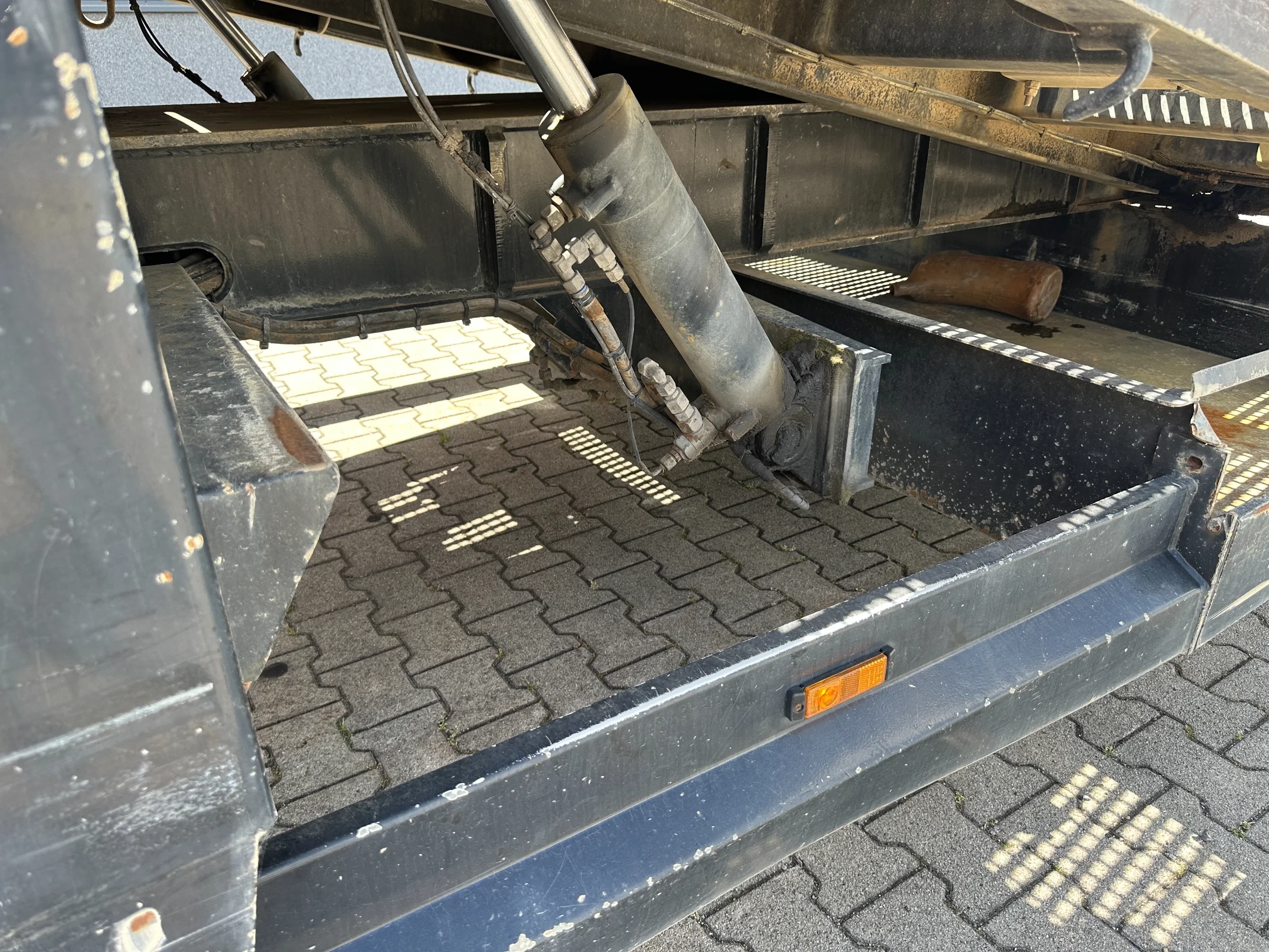 Broshuis 2015 - 3ABSD Lowloader 3-axle / GVW: 53.000kg / Neck: 23.000kg / hydraulic steering + ramps + loading table / 4.60m extendable / winch / liftaxle afbeelding 28