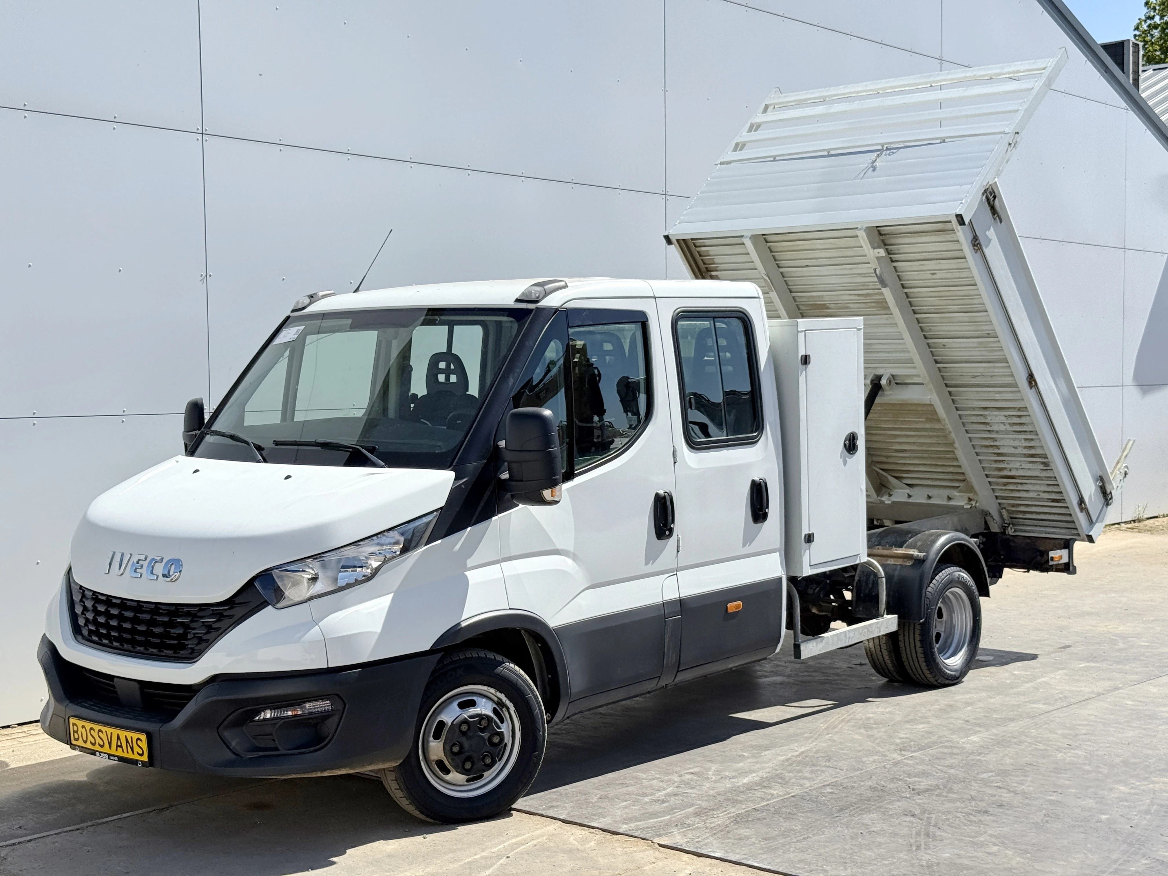 Iveco Daily 2021 - 35C14 2.3 Kipper Dubbele Cabine Dubbellucht 3,5t Trekhaak 6 Stoelen Airco Cruise Control Benne Tipper image 1