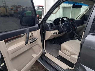 Mitsubishi Pajero 2015 - GLS 3.5 - V6 , 4x4 , 7 Pers., Full Option image 11