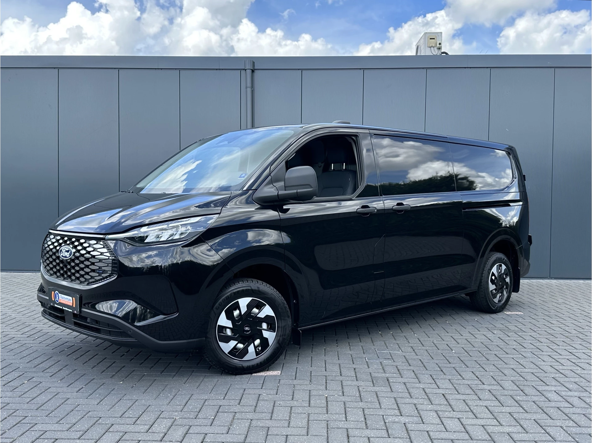 Ford E-Transit Custom 2026 - 71 kWh FULL ELECTRIC / L2H1 / ** NIEUW ** / 2.057 KM / 2x ELEKTRISCHE SCHUIFDEUREN / CAMERA / ECC / CRUISE / CARPLAY zdjęcie 2