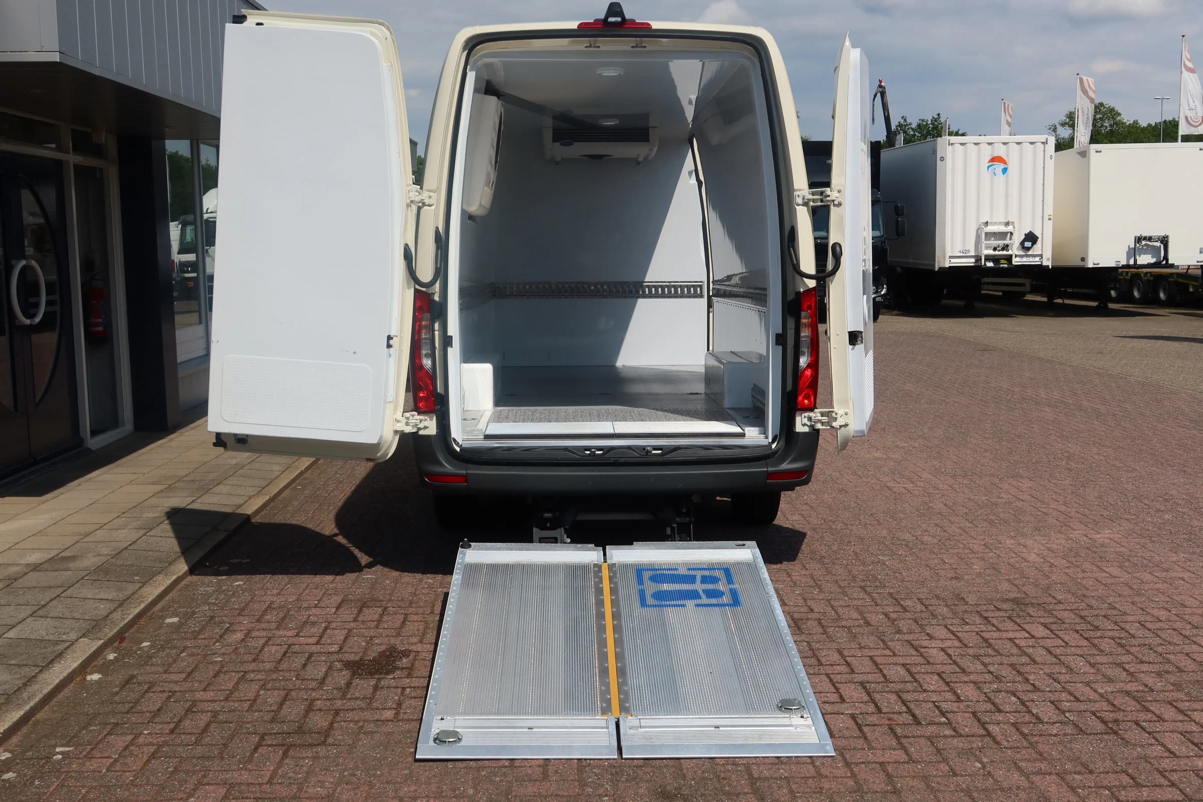 Mercedes-Benz Sprinter 2024 - 315 L3/H2 Koelen/Vriezen Bi-Temp + Laadklep obrázek 4