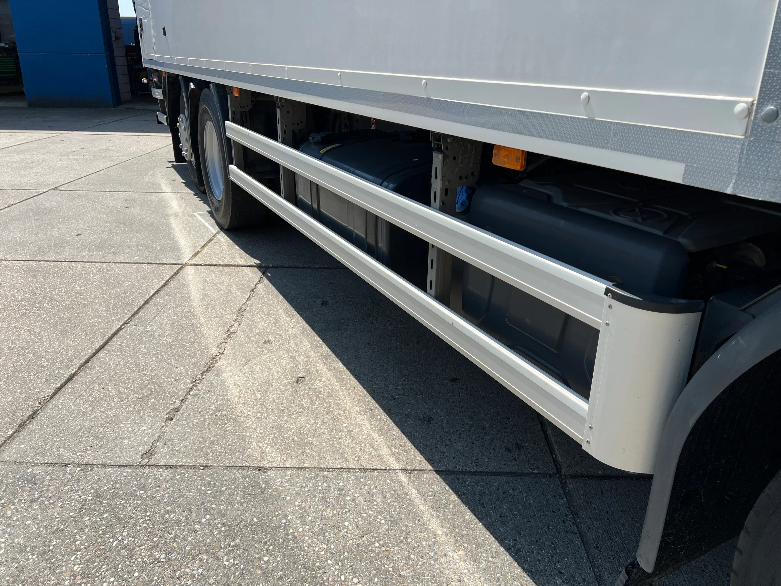 Renault D 2019 - Wide 28.320 / 6x2 / Closed box / Dhollandia image 18
