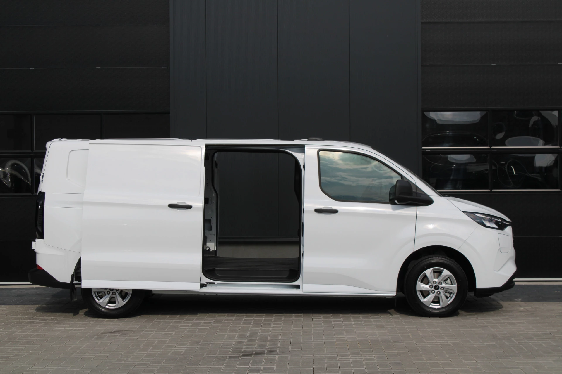 Ford Transit Custom 2025 - 320 2.5 PHEV L2H1 Trend 232pk - 5 jaar GARANTIE - 2x Schuifdeur - Adaptive Cruise - Blind Spot - Navigatie - Camera - Verwarmd Stuur - Rijklaar obrázek 5
