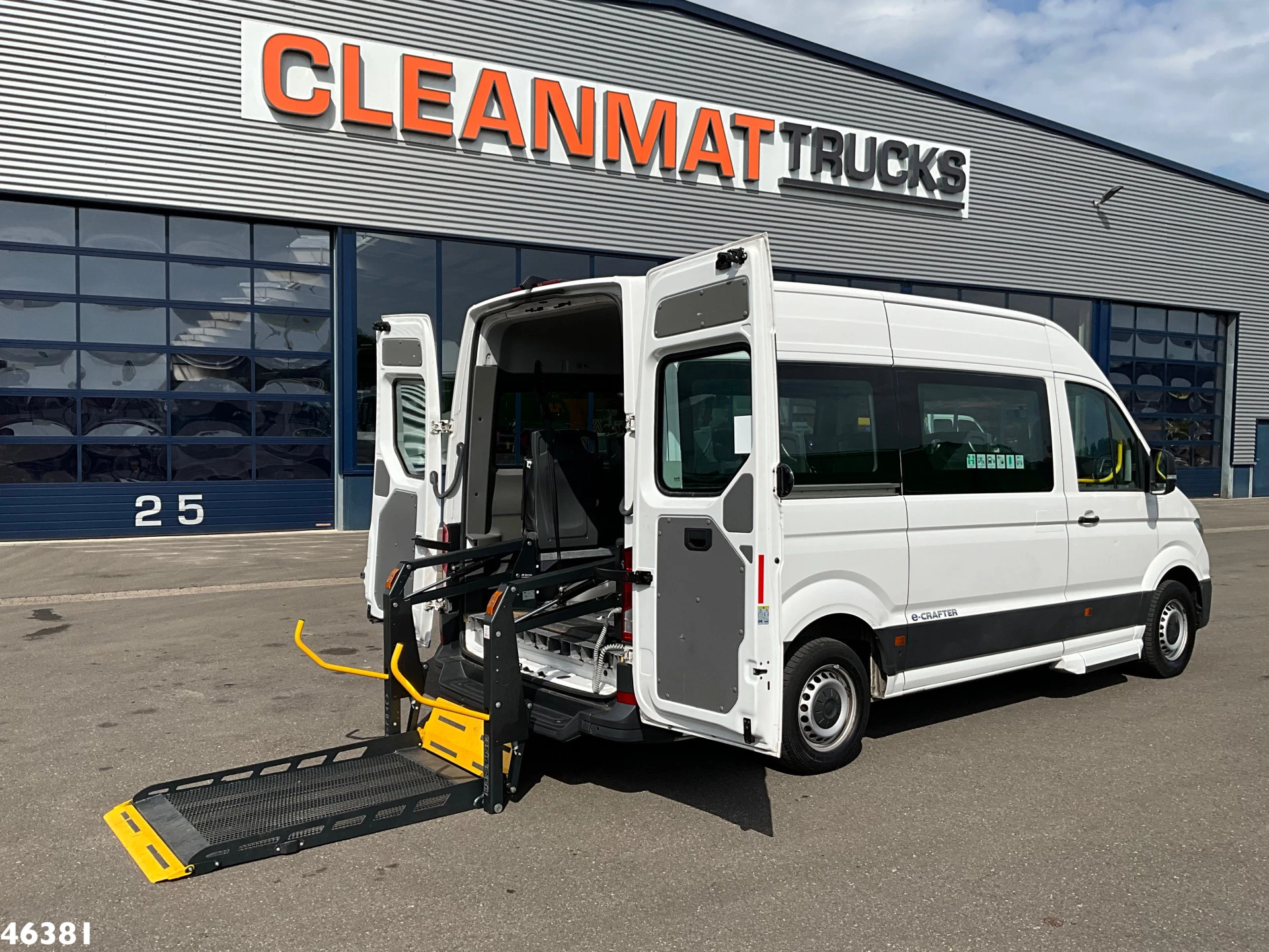 Volkswagen Crafter 2020 - E-Crafter 100% Elektrisch 9 persoon + 2 rolstoelvervoer Bild 1