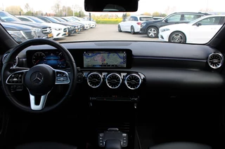 Mercedes-Benz A-Class 2021 - 180 AUT7 Luxury Line LEDER SFEER WIDESCREEN CAMERA image 2