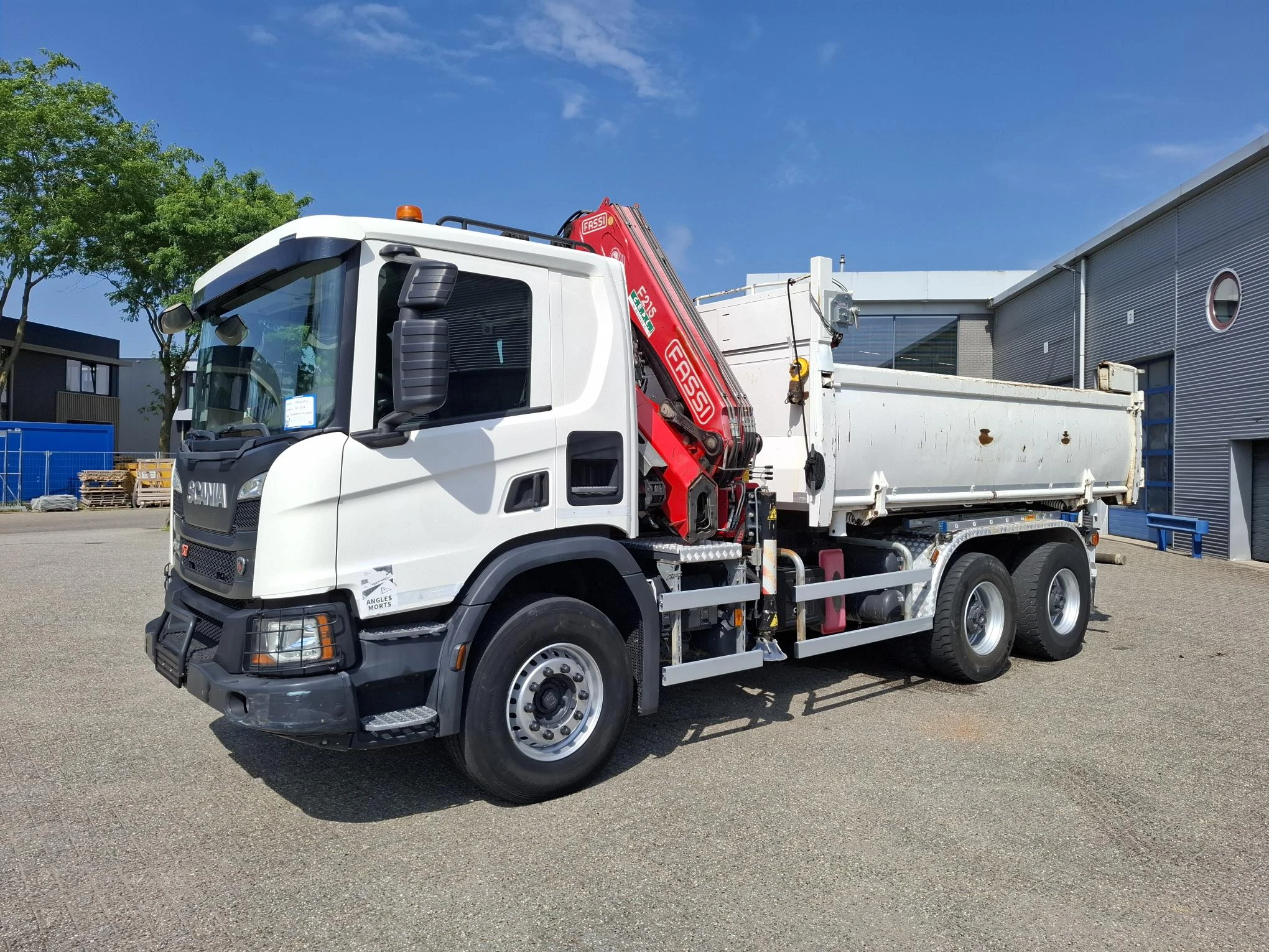 Scania P - NGS XT P410 / 6X4 / RETARDER / ONLY:192584 KM / BIG AXLE / FASSI F215A / REMOTE / ROTATOR / 2SIDE TIPPER / FULL-STEEL / DRUM BRAKES / TUV:01-03-2027 / EURO-6 / 2018 afbeelding 4