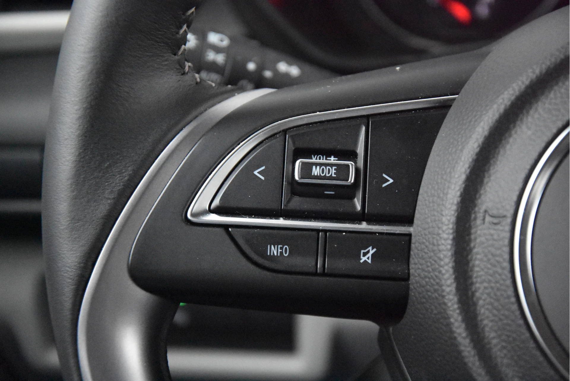 Suzuki Swift 2024 - 1.2 Select Smart Hybrid obrázek 7