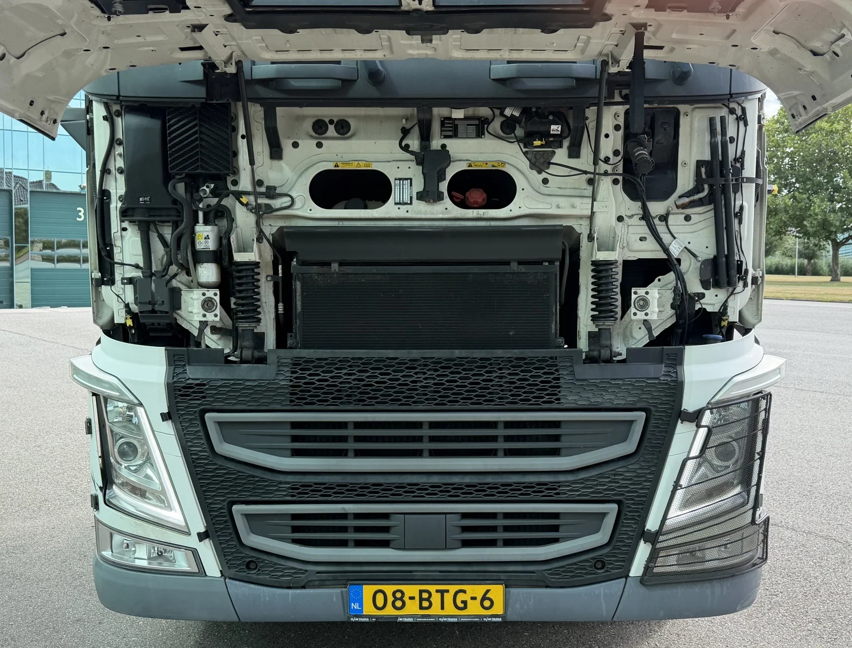Volvo FH 2018 - 13.500 EURO 6 ONLY 712.000 KM 2X TANKS DAMAGED ON LEFT SIDE HOLLAND-TRUCK afbeelding 26