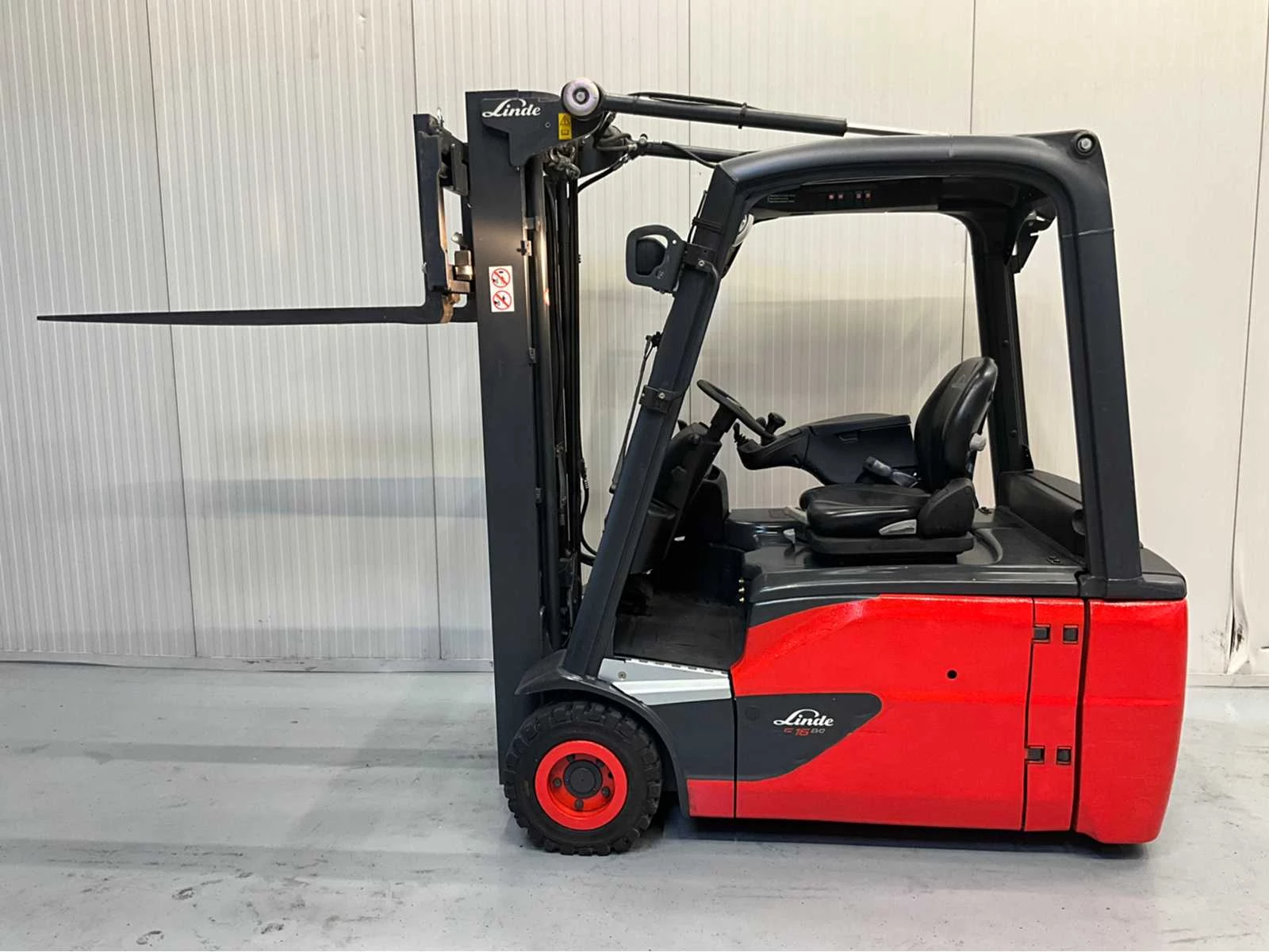 Linde 2015 - E16-02 Triplex - Freelift - Sideshift - Acculader afbeelding 2