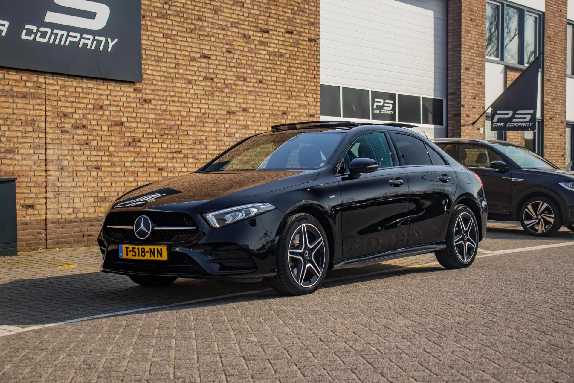 Mercedes-Benz A-Klasse 2021 - 250e AMG-Line, Pano, Burmester, Half Leder afbeelding 2