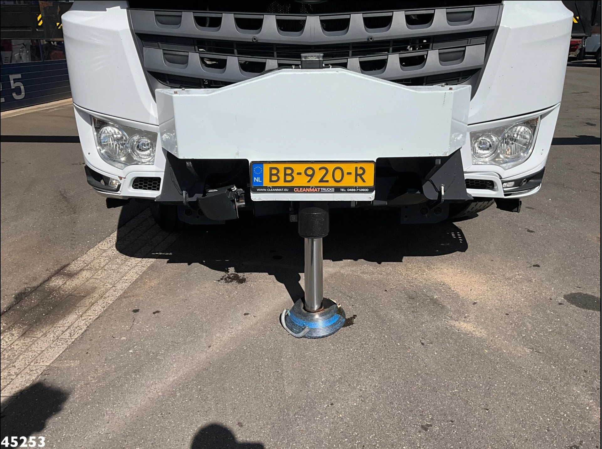 Mercedes-Benz Arocs 3253 8x4 Hiab 105 Tonmeter laadkraan 2019 image 10
