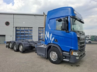 Scania R 2021 - NGS R650 V8 / 8X2 / RETARDER / TECHNICAL 80TON / 9TON FRONT AXLE / ONLY:687461 KM / LWDS / LEATHER / NAVI / FRIDGE / AUTOMATIC / EURO-6 / 2021 изображение 2