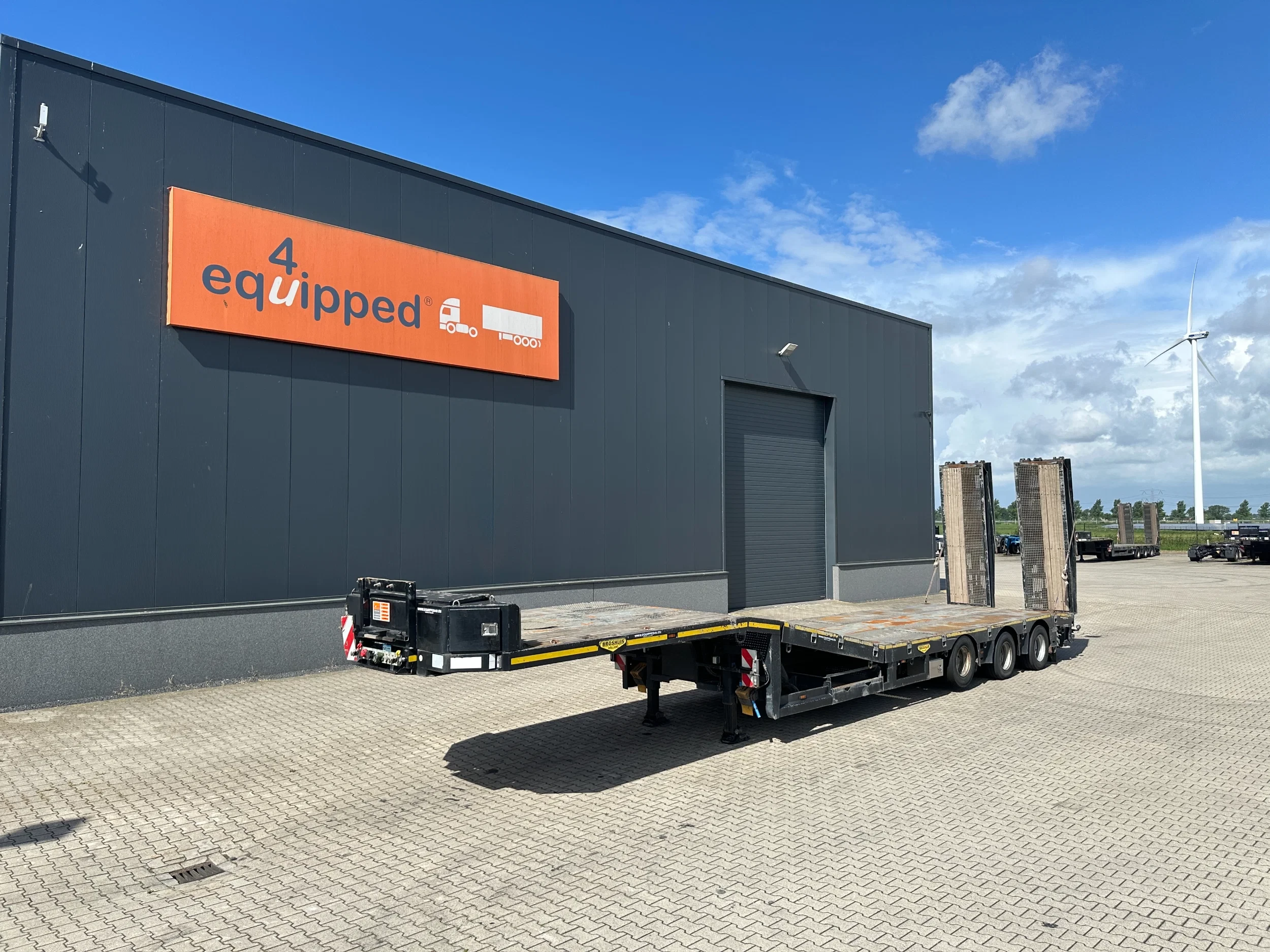 Broshuis 2017 - 3ABSD Lowloader 3-axle / GVW: 59.000kg / Neck: 23.000kg / hydraulic steering + ramps + loading table / 4.60m extendable / winch / liftaxle afbeelding 74