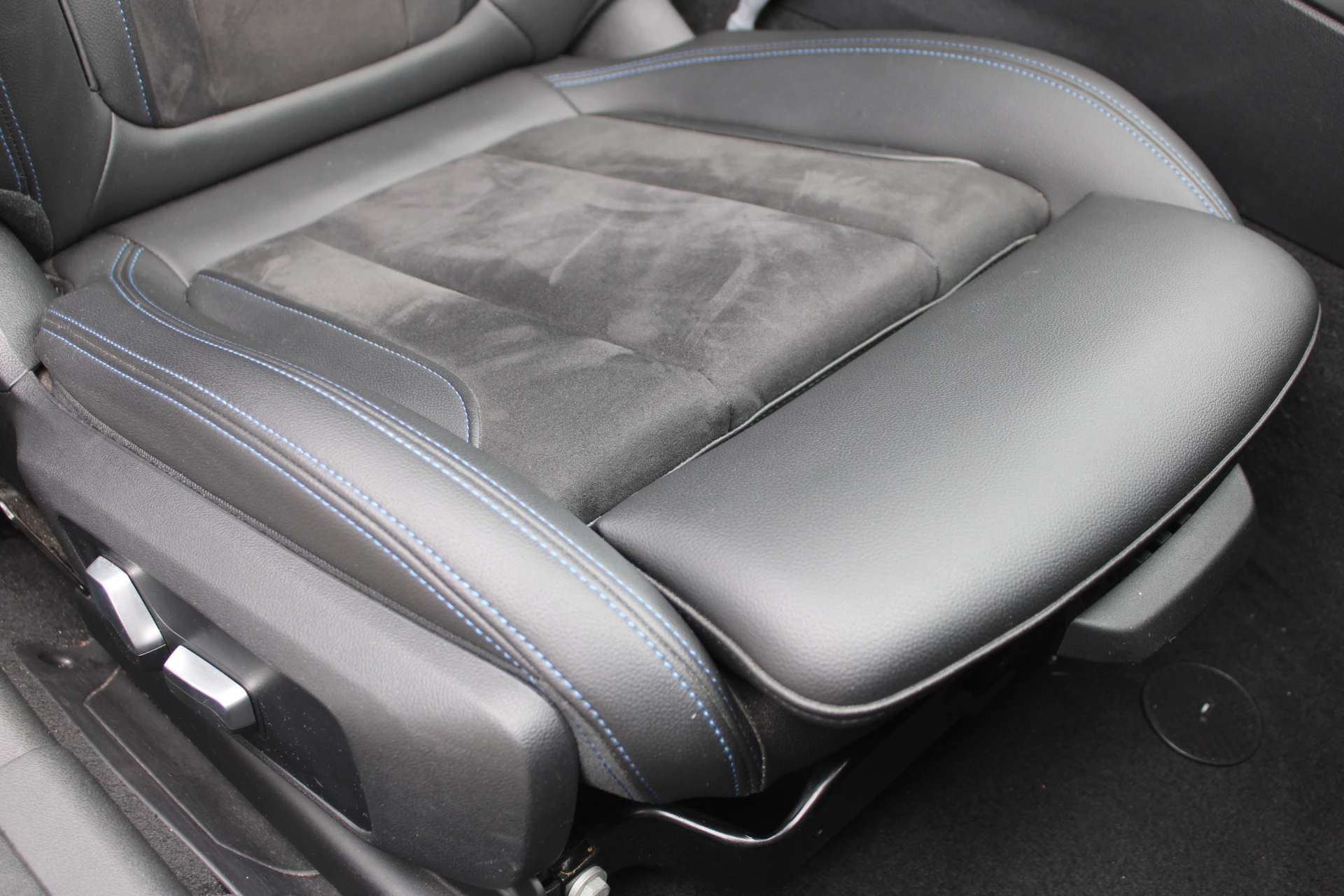 BMW 3 Series 2022 - Touring 330e High Executive M-SPORT SHADOW PANORAMADAK MEMORY 360-CAMERA KEY-LESS CARPLAY TREKHAAK obrázek 15