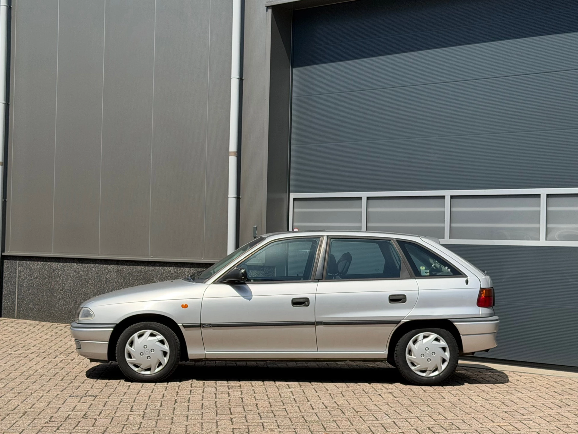 Opel Astra 1998 - 1.6i Edition bj.1998 Invalide aanp|Apk 6-2027. afbeelding 2
