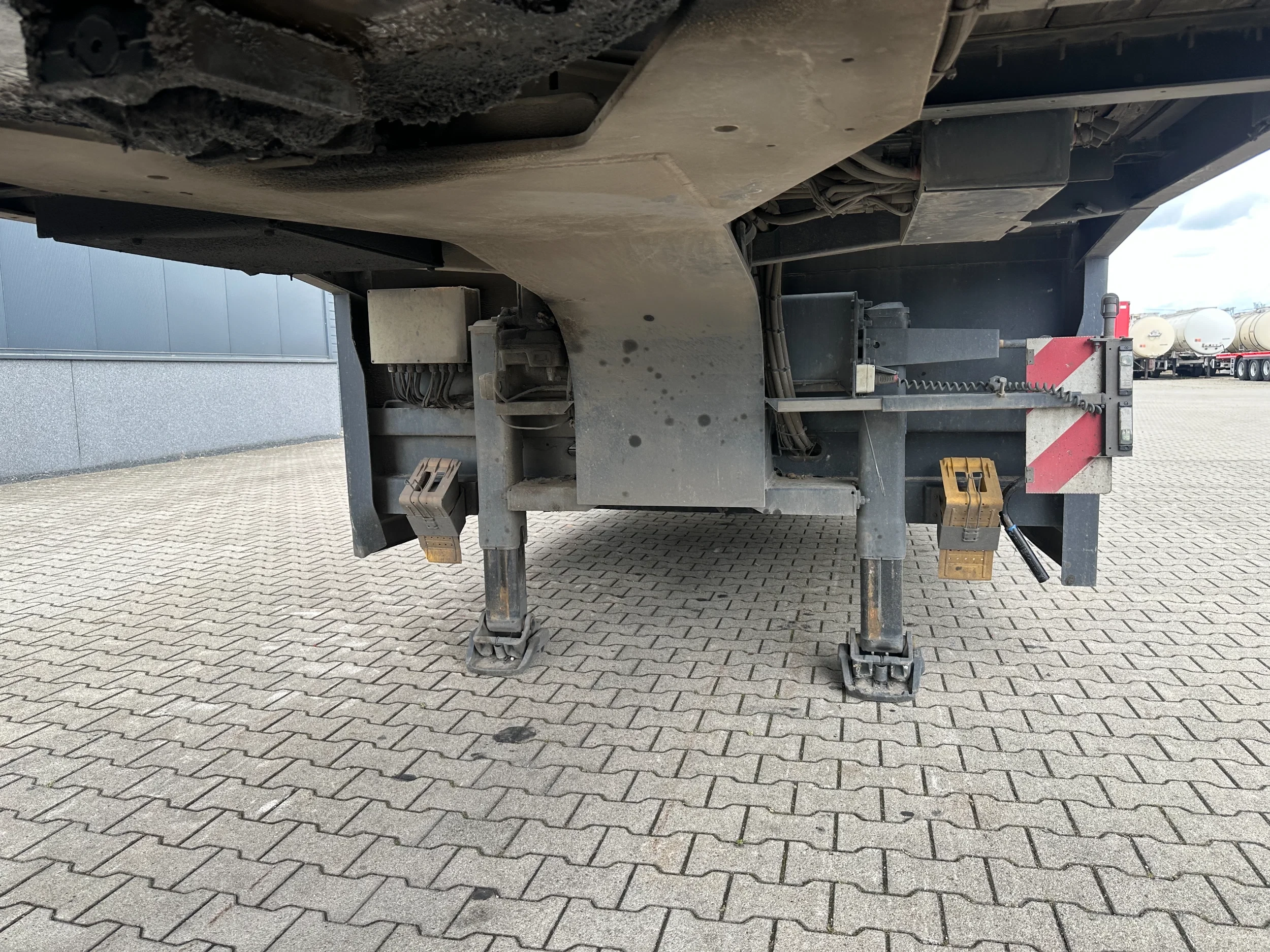 Broshuis 2019 - 3ABSD Lowloader 3-axle / GVW: 59.000kg / Neck: 23.000kg / hydraulic steering + ramps + loading table / 4.60m extendable / winch / liftaxle afbeelding 17
