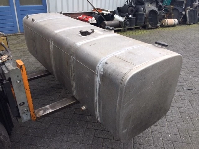 MAN - 1100 LITER FUEL TANK 240X70X70 CM obrázek 3