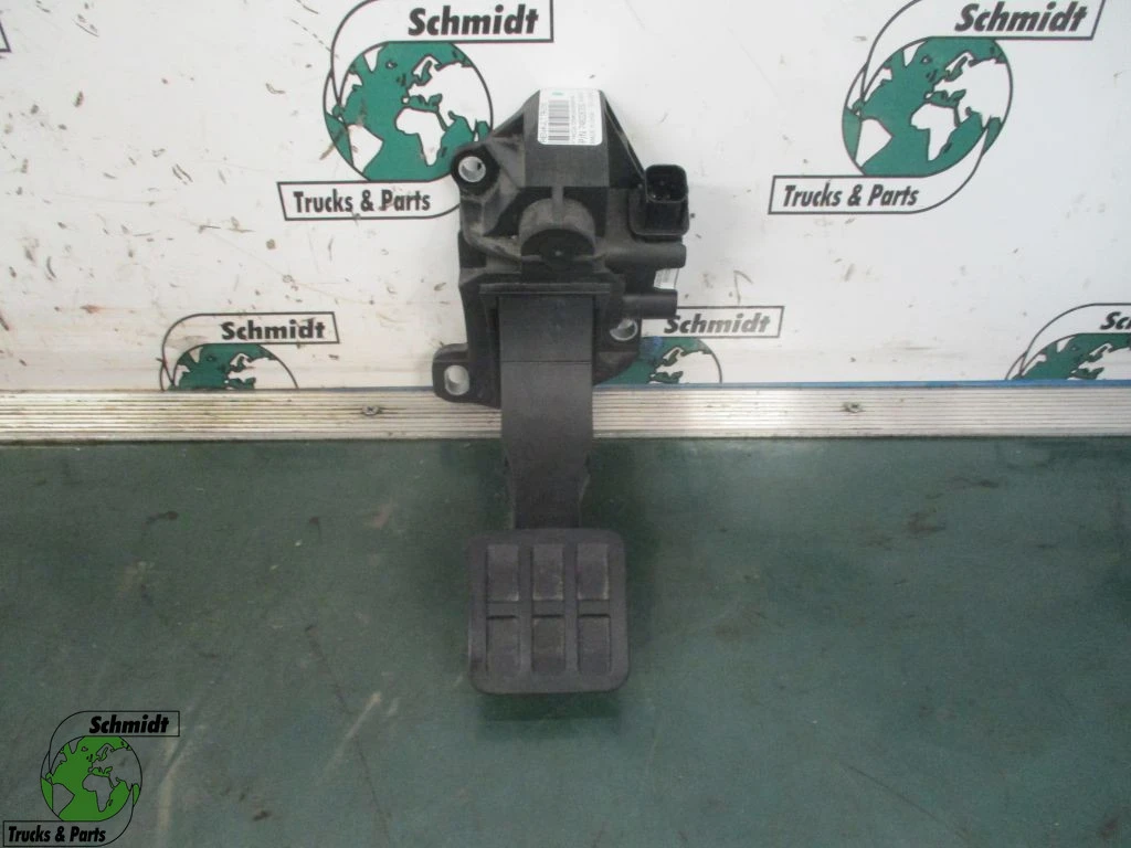 Renault - 7482267250 Gas pedaal T 460 imagen 1