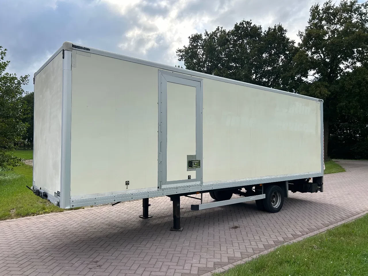 Veldhuizen 2009 - Be oplegger gesloten 5480 kg met met laadklep 1000 kg imagen 2