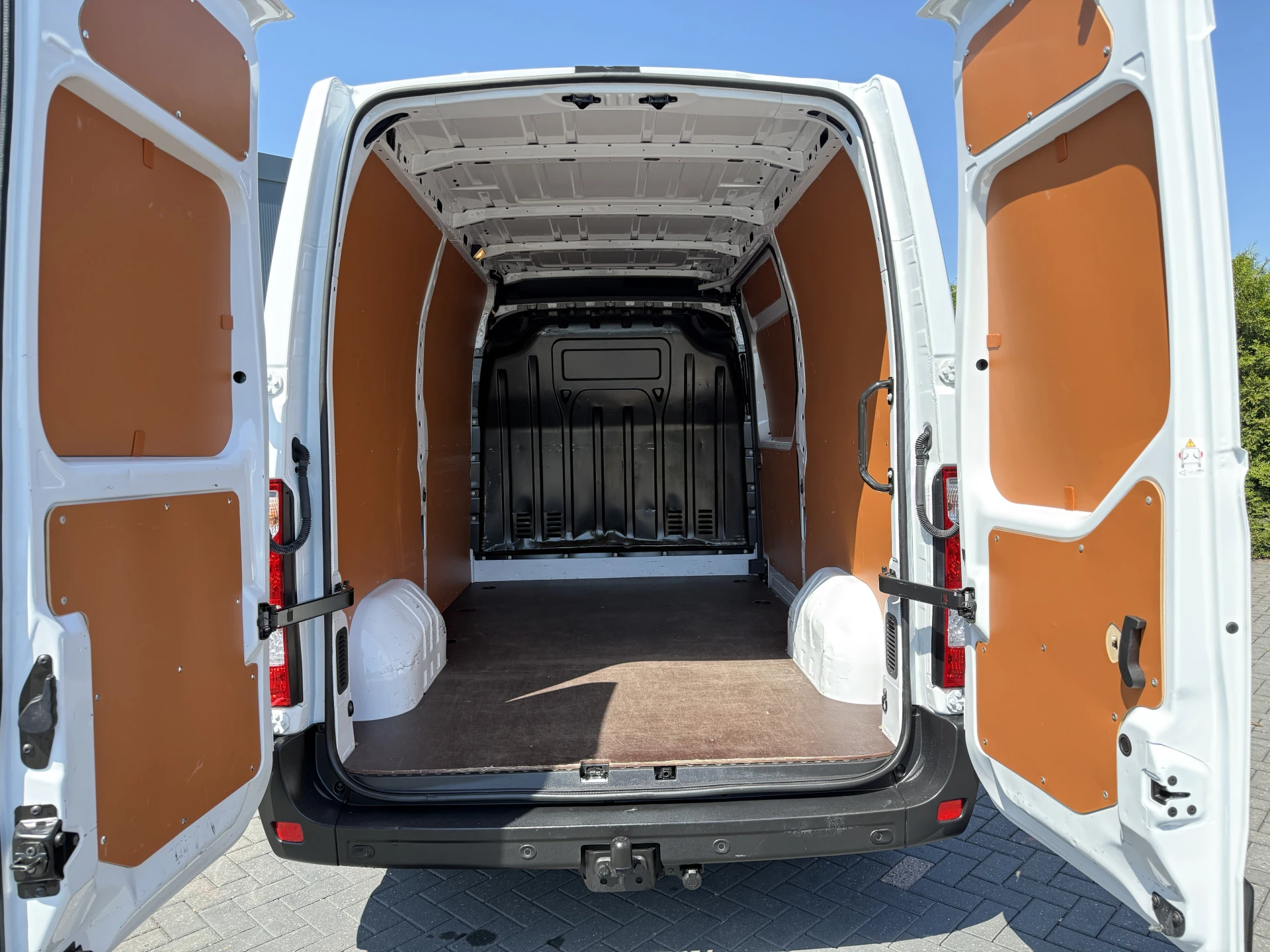 Renault Master 2023 - 2.3 dCi 136 PK / L2H2 / 1e EIG. / TREKHAAK / AIRCO / CRUISE / NAVI / CAMERA / 3-ZITS / LED afbeelding 7