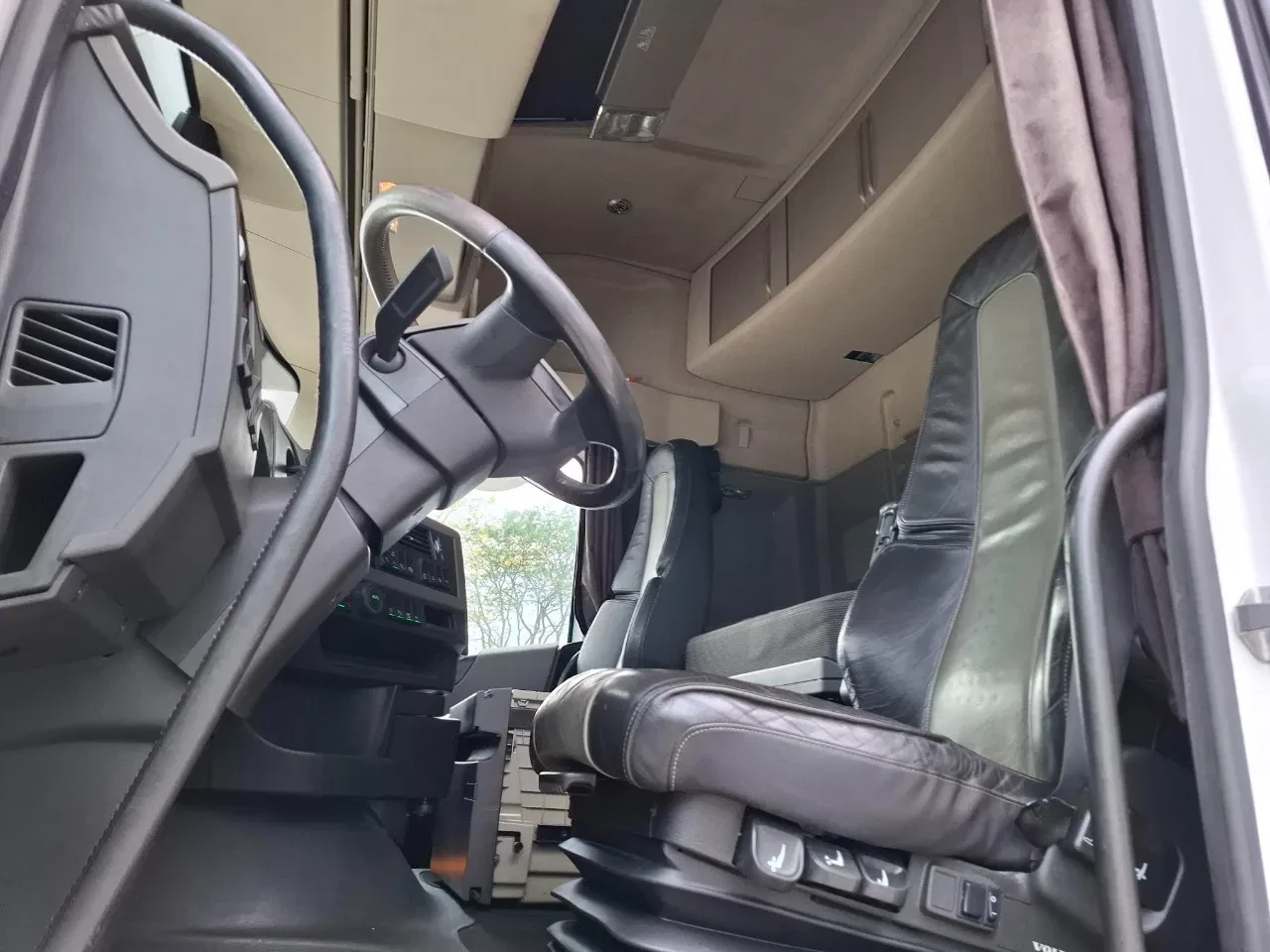 Volvo FH 2016 - FH4-460 / CLEAN NL TRUCK / VEB+ / ADR / ACC / LWDS / DAS / DOUBLE TANK / LEATHER / FRIDGE / ALCOA / EURO-6 / 2016 afbeelding 11