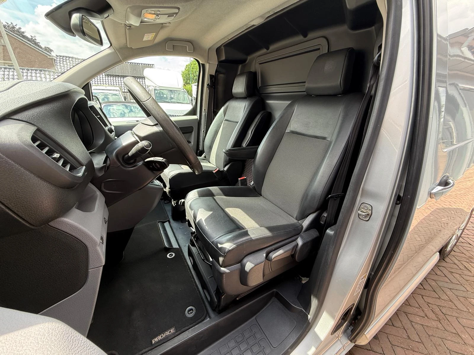 Toyota ProAce 2018 - 2.0 D Professional 2x schuifdeur Trekhaak PDC Navi Clima NAP Half Leer afbeelding 10