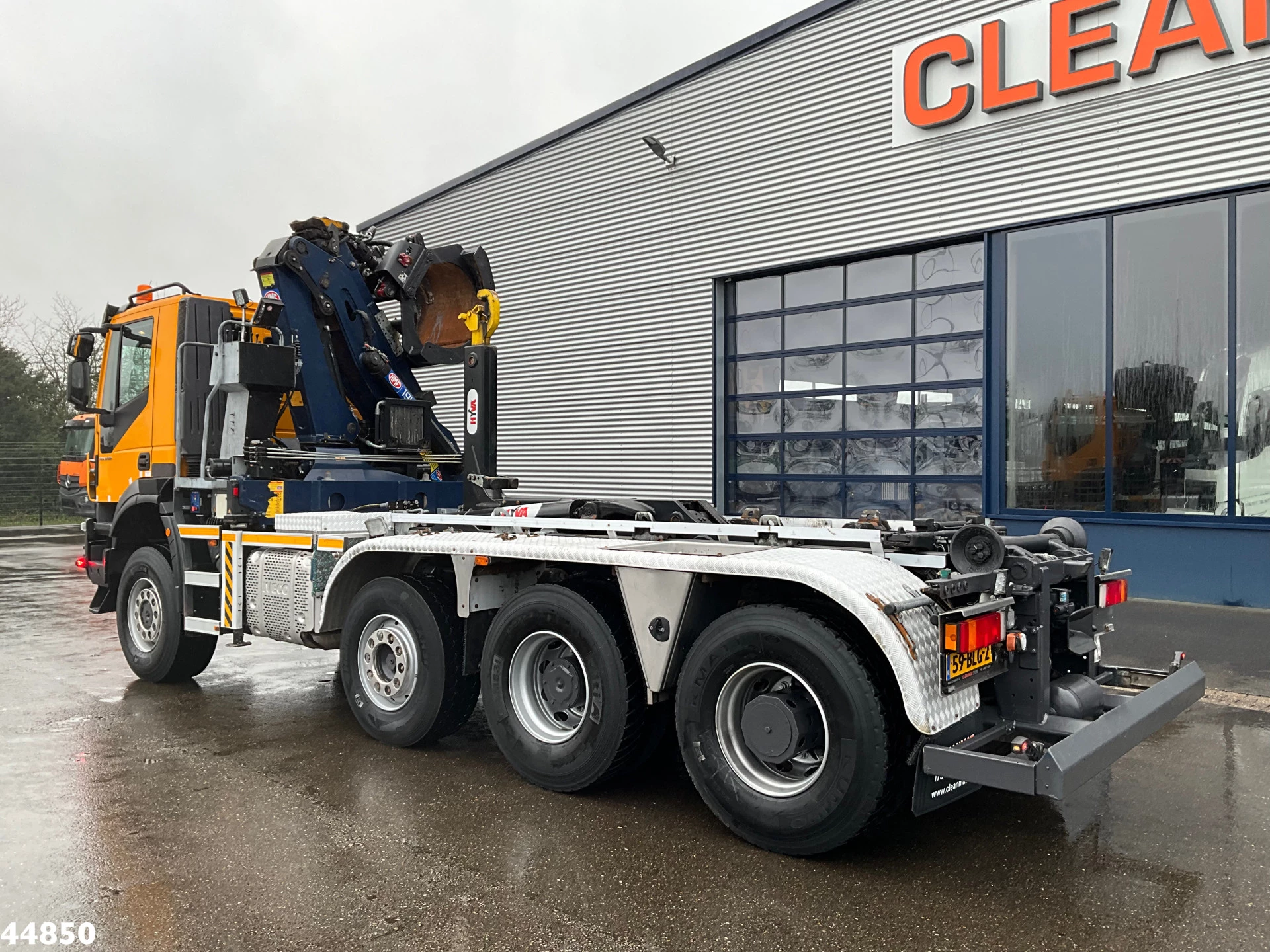 Iveco Trakker 2018 - AD380T41W 8x6 Euro 6 HMF 19 Tonmeter Z-kraan image 2