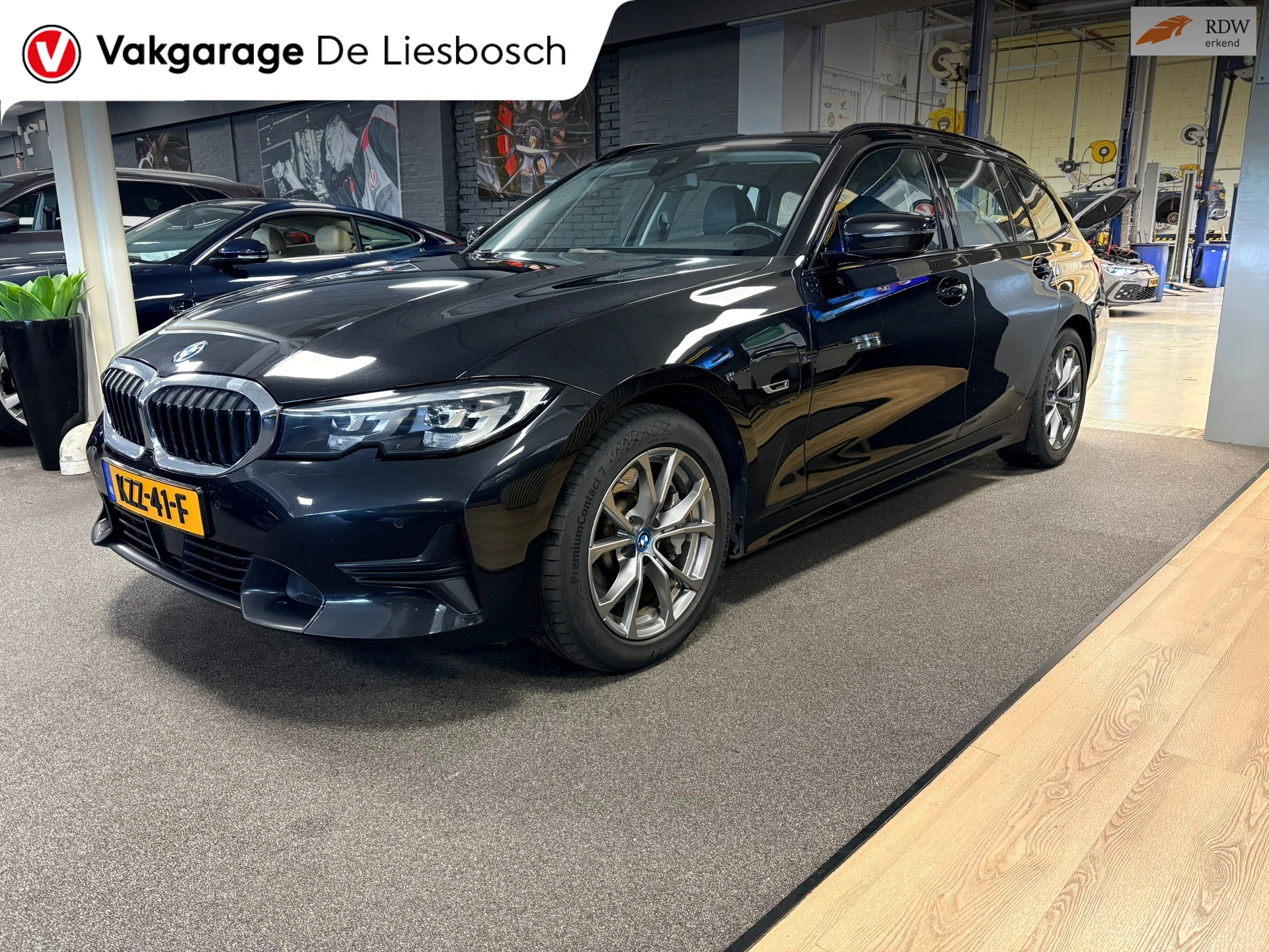 BMW 3 Serie 2022 - Touring 330e Business Edition Plus / trekhaak / sportstoelen / cruise afbeelding 1