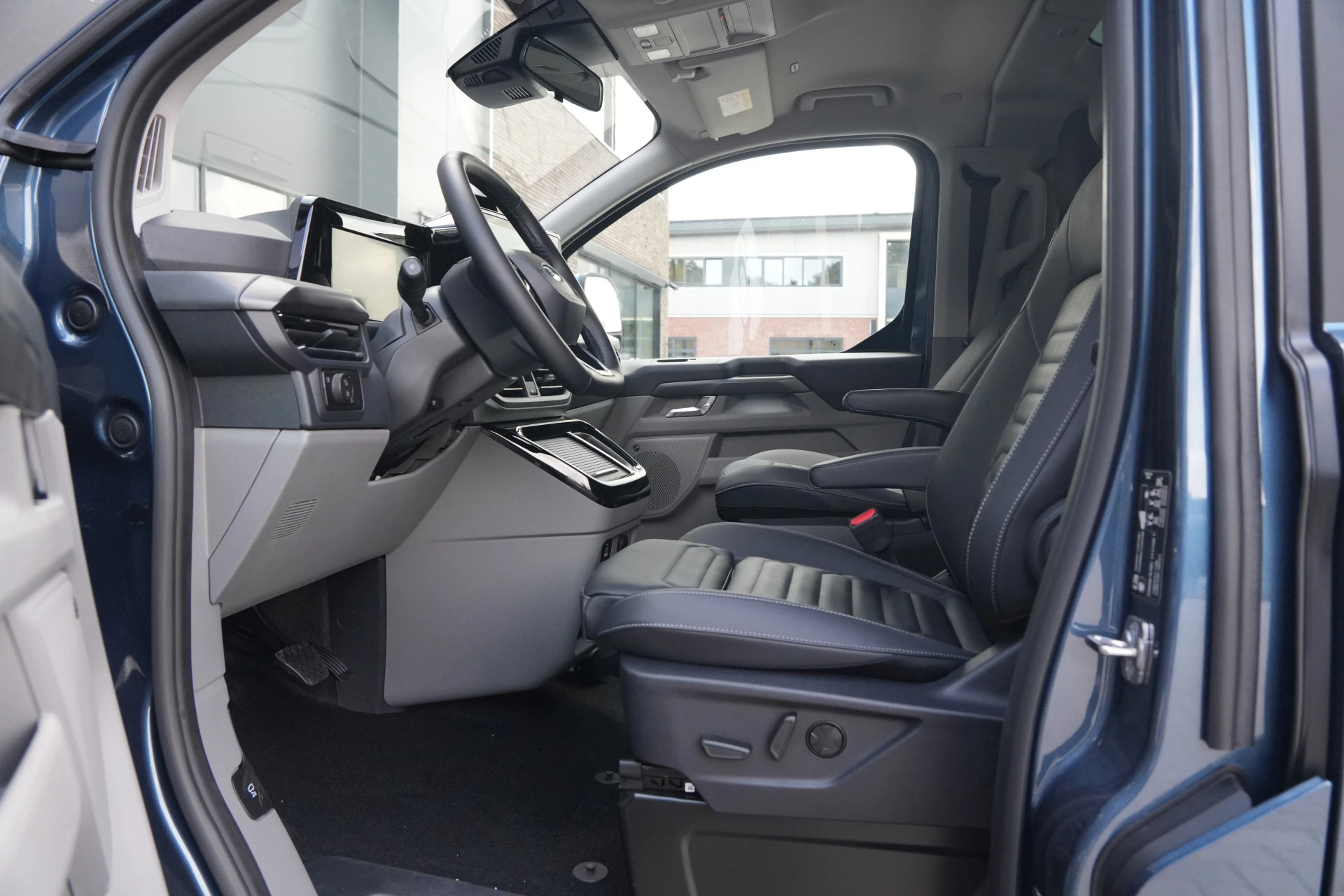 Ford Tourneo Custom 2026 - 340 2.5 PHEV L2H1 Titanium X 232pk | ACC | Pano | B&O | Elek. schuifdeuren | 360 camera | Elek-Trekhaak | Prijs excl. BTW | Rijklaar obrázek 17