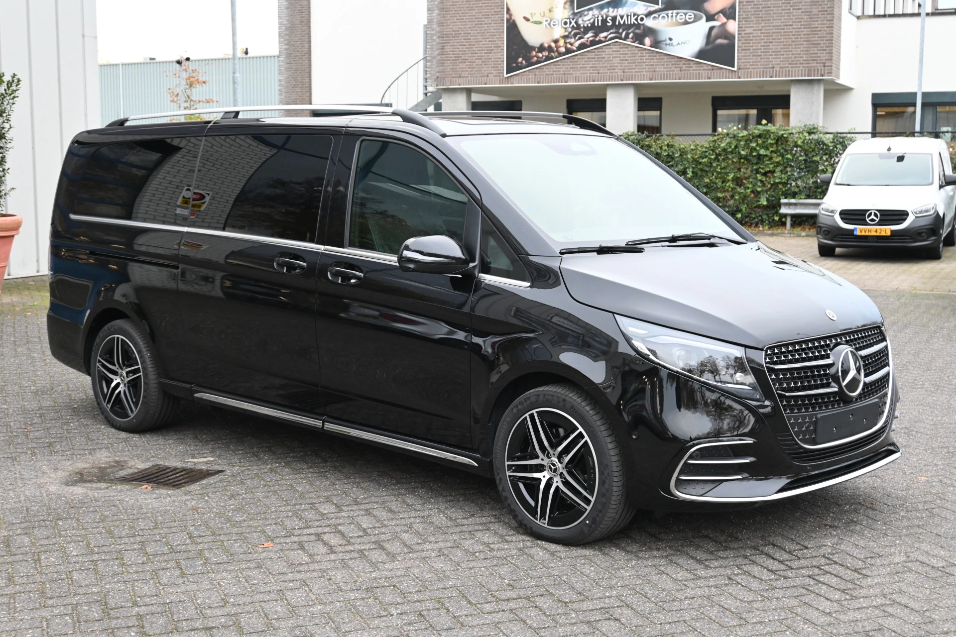Mercedes-Benz V-Class 2024 - 300d 4-Matic AMG DC L3 XL image 13