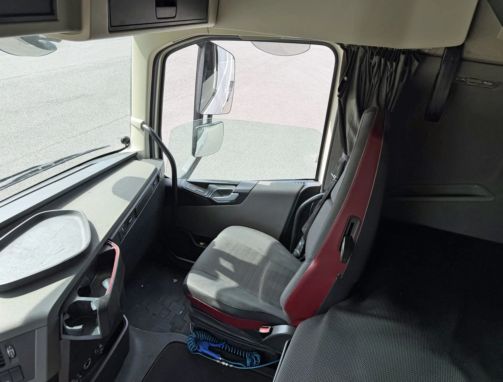 Volvo FH 2018 - 13.500 EURO 6 ONLY 712.000 KM 2X TANKS DAMAGED ON LEFT SIDE HOLLAND-TRUCK afbeelding 9