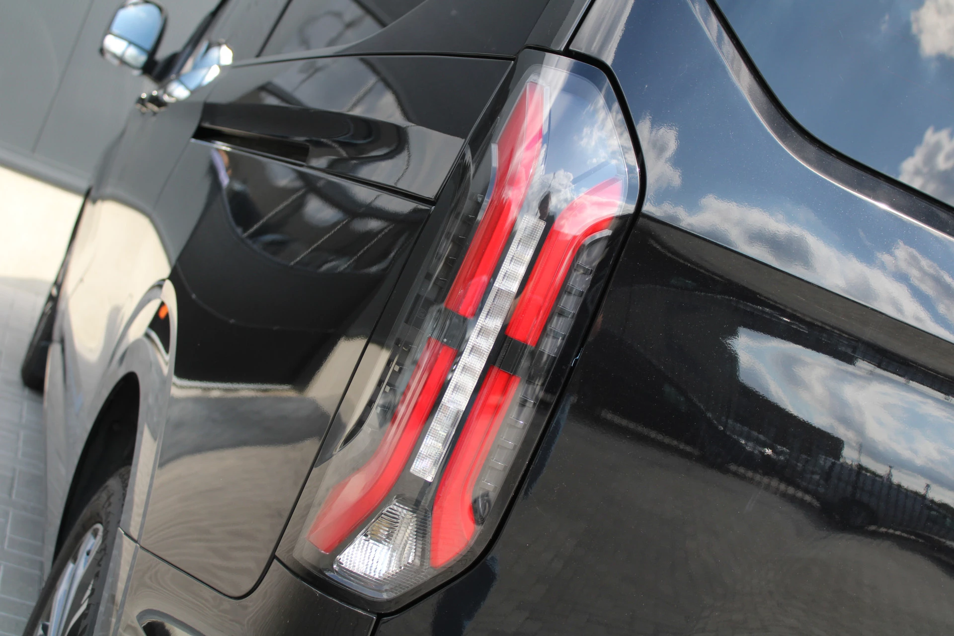 Ford Tourneo Custom 2024 - 320 2.0 TDCI L2H1 Titanium X DC 170pk - Adaptive Cruise - LED - Blind Spot - Leder - Navigatie - 360 Camera - Trekhaak - Rijklaar Bild 10
