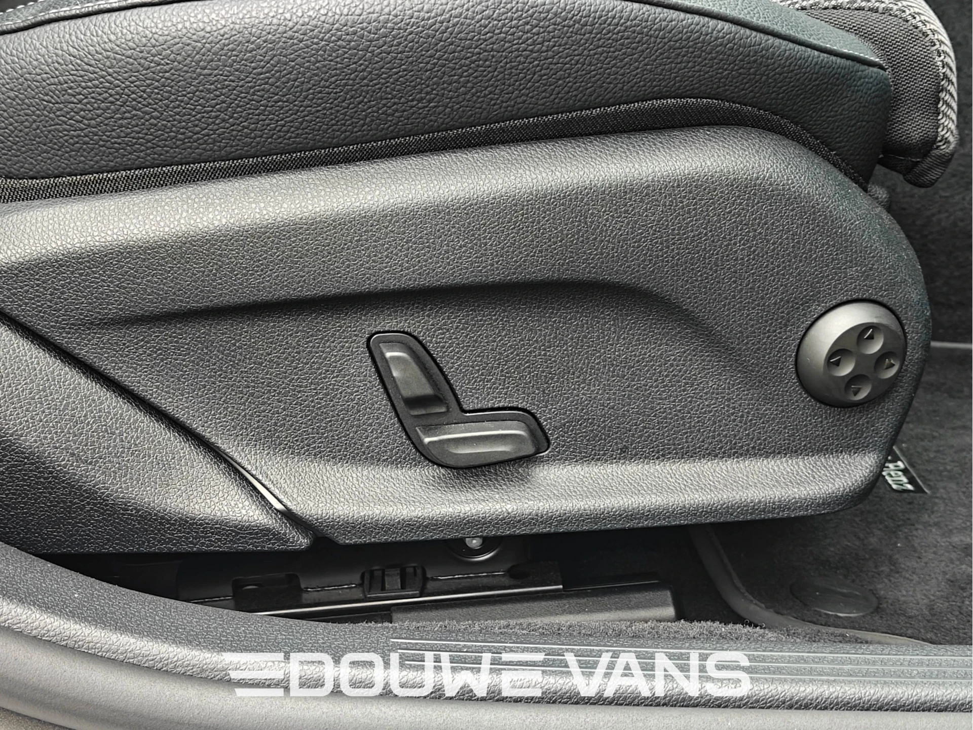 Mercedes-Benz E-Class 2022 - 300e Burmester Trekhaak Avantgarde Schuifdak Bild 26