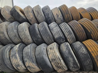 Container full 385/65R22.5 tires with rims image 3 thumbnail
