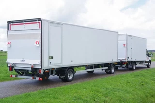 Ford Transit 2023 - bakwagen 5,0 m. (luchtremsysteem/vangmuil) + Gesloten schamel aanhangwagen 8,5 m. obrazek 2