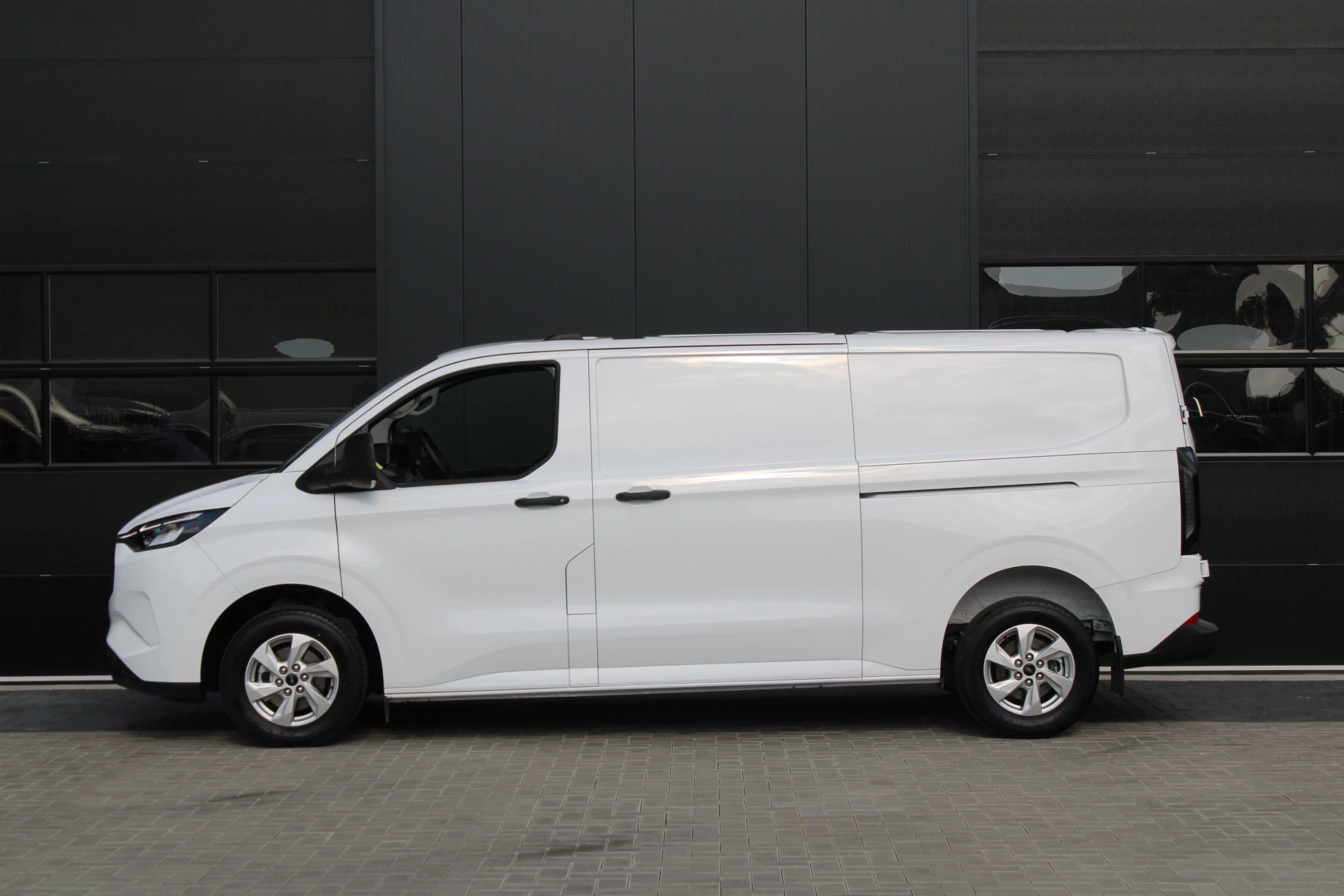 Ford Transit Custom 2025 - 320 2.5 PHEV L2H1 Trend 232pk - 5 jaar GARANTIE - 2x Schuifdeur - Adaptive Cruise - Blind Spot - Navigatie - Camera - Verwarmd Stuur - Rijklaar obrázek 9